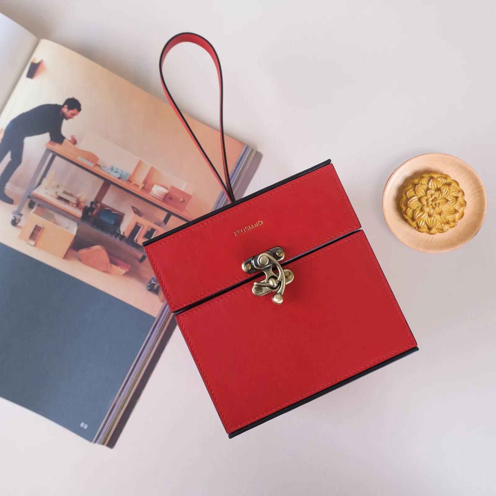 Ảnh Lifestyle Túi hộp da bò màu đỏ dáng khối vuông khóa đồng - Koi Leather
