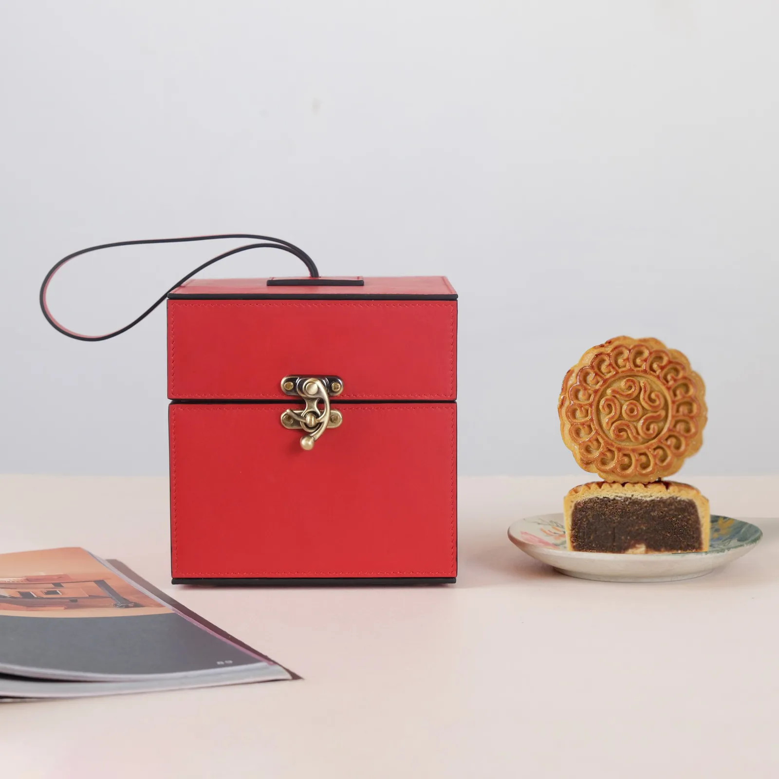 Ảnh Lifestyle Túi hộp da bò màu đỏ dáng khối vuông khóa đồng - Koi Leather