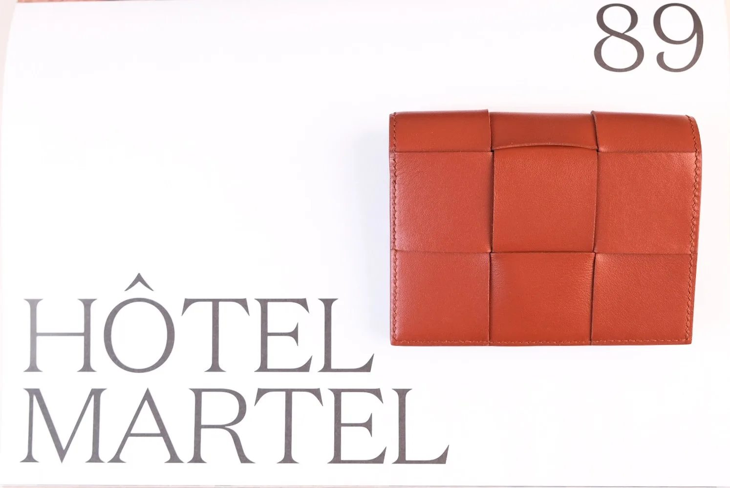 Ảnh Studio Ví gập đôi da bò đan nan màu cam - Koi Leather