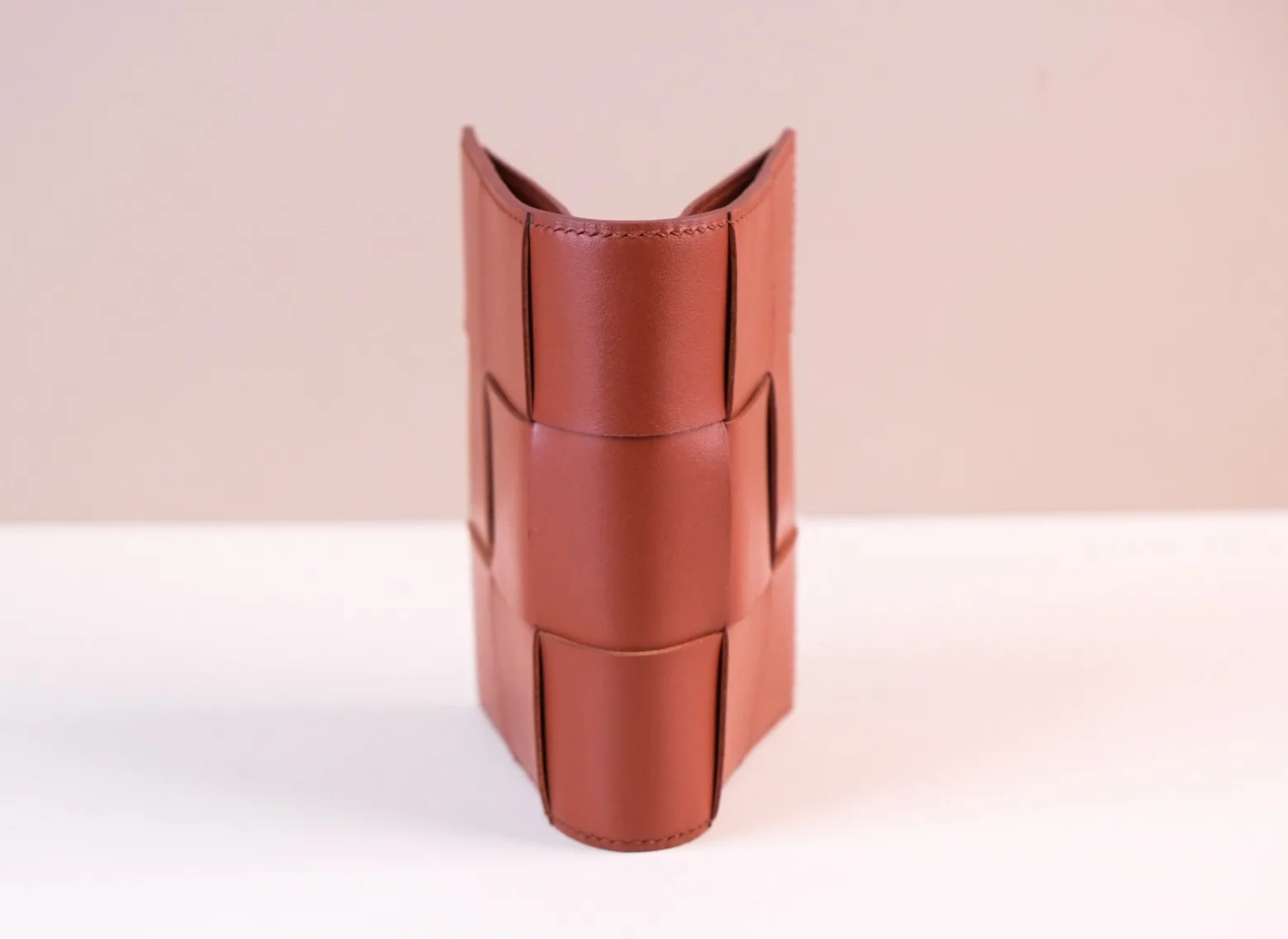 Ảnh Studio Ví gập đôi da bò đan nan màu cam - Koi Leather