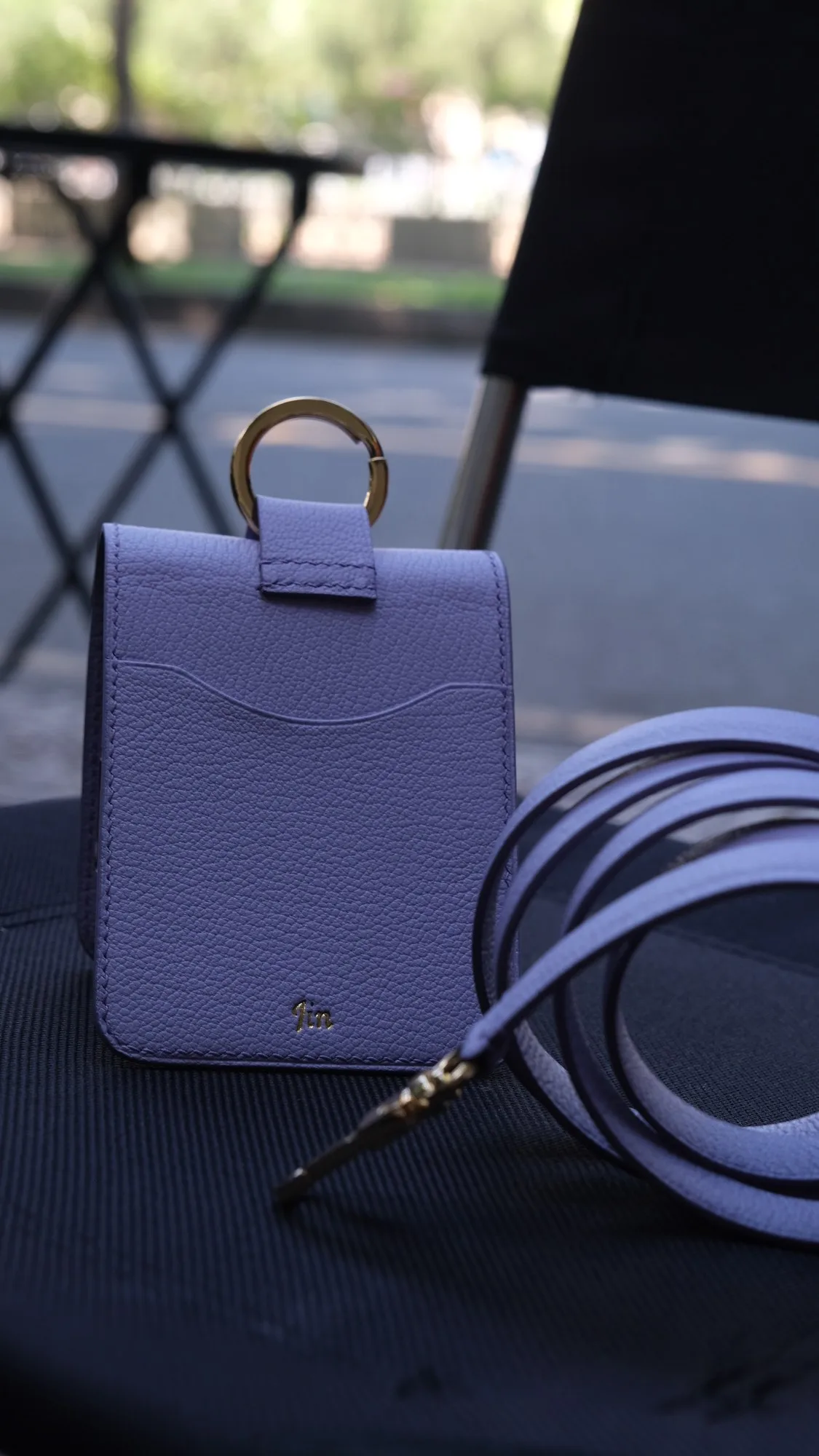 Ảnh Lifestyle Ốp lưng điện thoại gập da dê Alran tím kèm dây đeo - Koi Leather