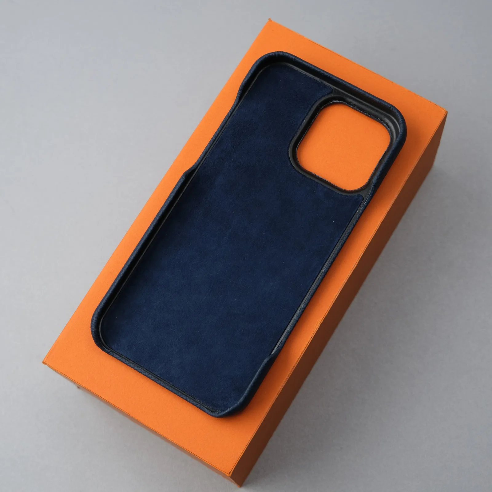 Ảnh Studio Ốp lưng iPhone da Epsom xanh navy phối ngăn thẻ cam - Koi Leather