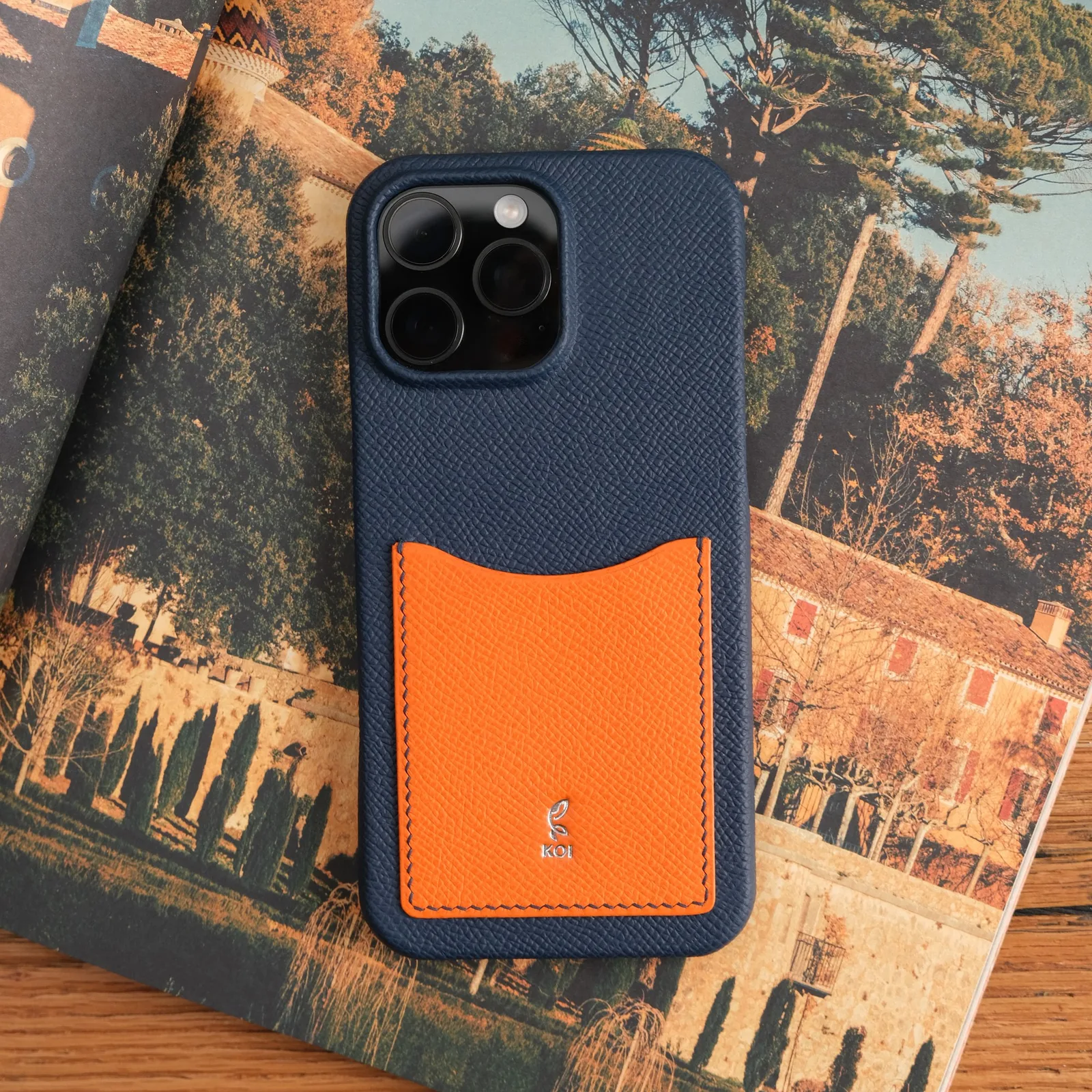 Ảnh Lifestyle Ốp lưng iPhone da Epsom xanh navy phối ngăn thẻ cam - Koi Leather