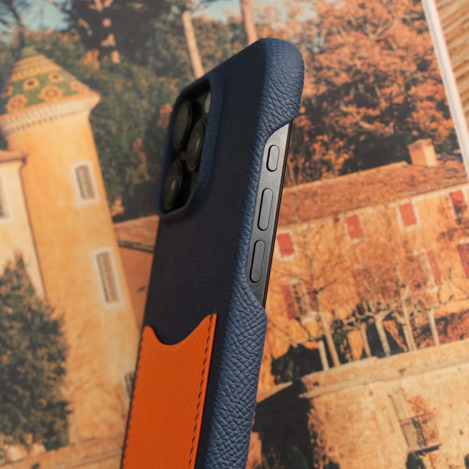 Ảnh Lifestyle Ốp lưng iPhone da Epsom xanh navy phối ngăn thẻ cam - Koi Leather