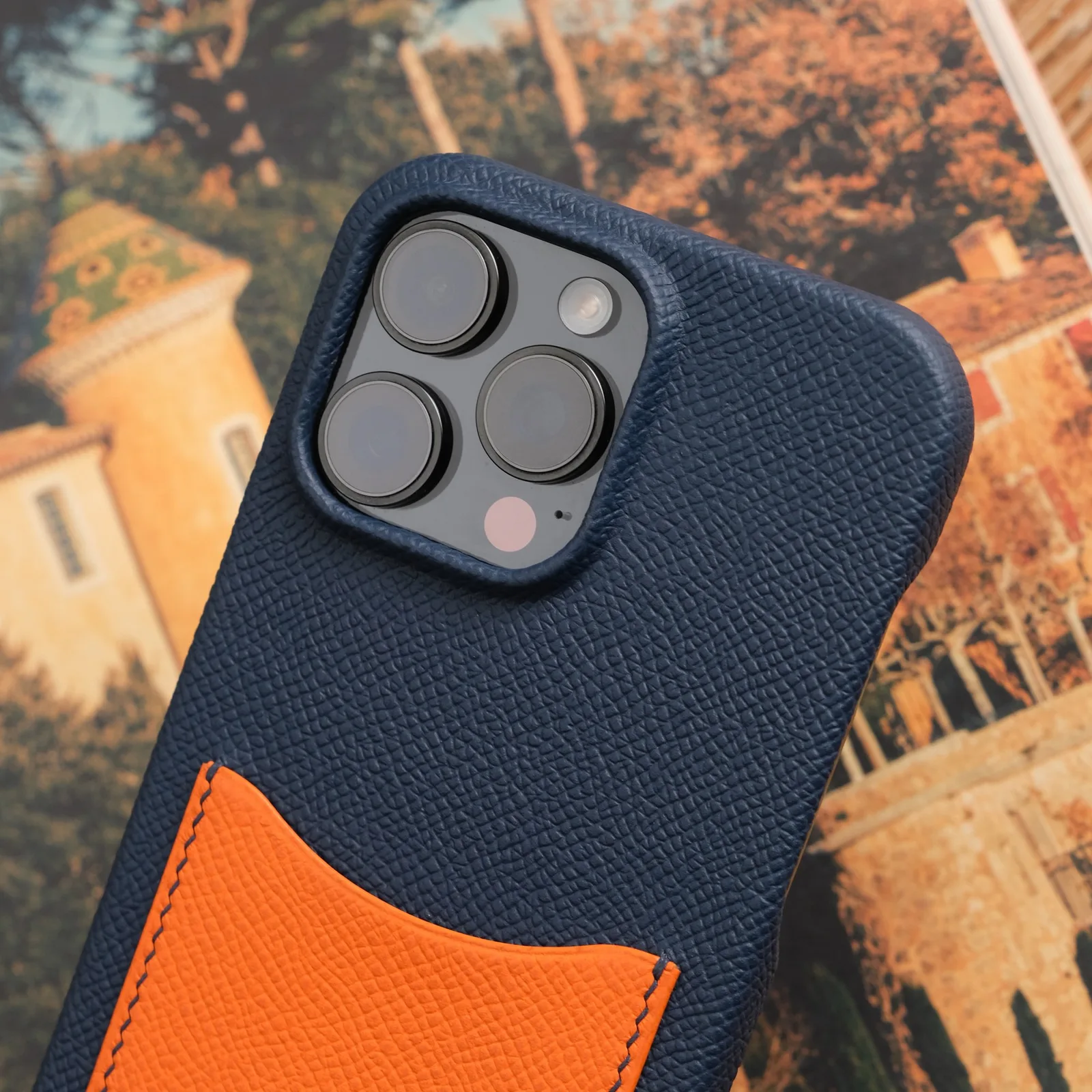 Ảnh Lifestyle Ốp lưng iPhone da Epsom xanh navy phối ngăn thẻ cam - Koi Leather