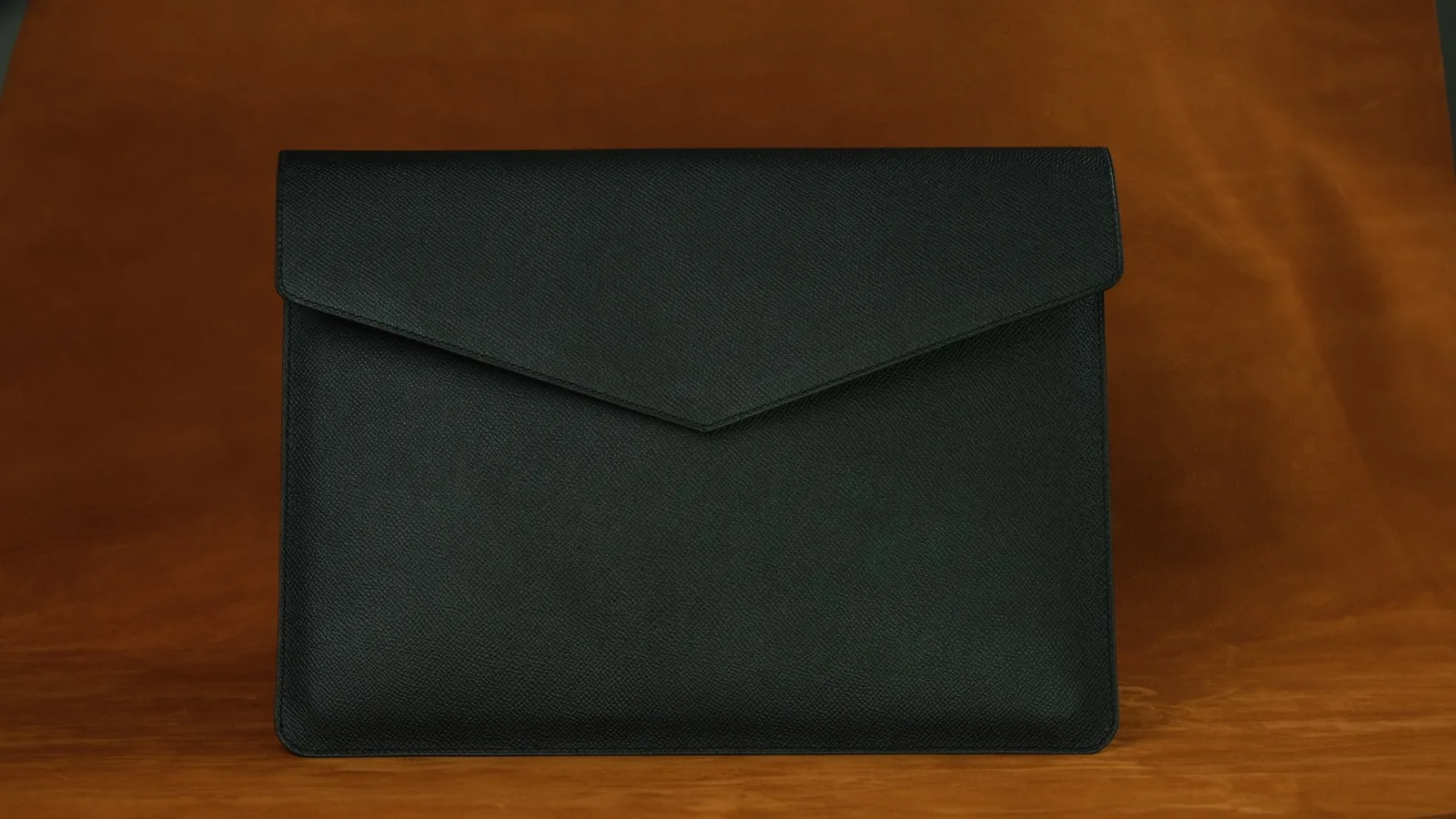 Ảnh Studio Bao da laptop dáng phong thư da Epsom màu đen - Koi Leather