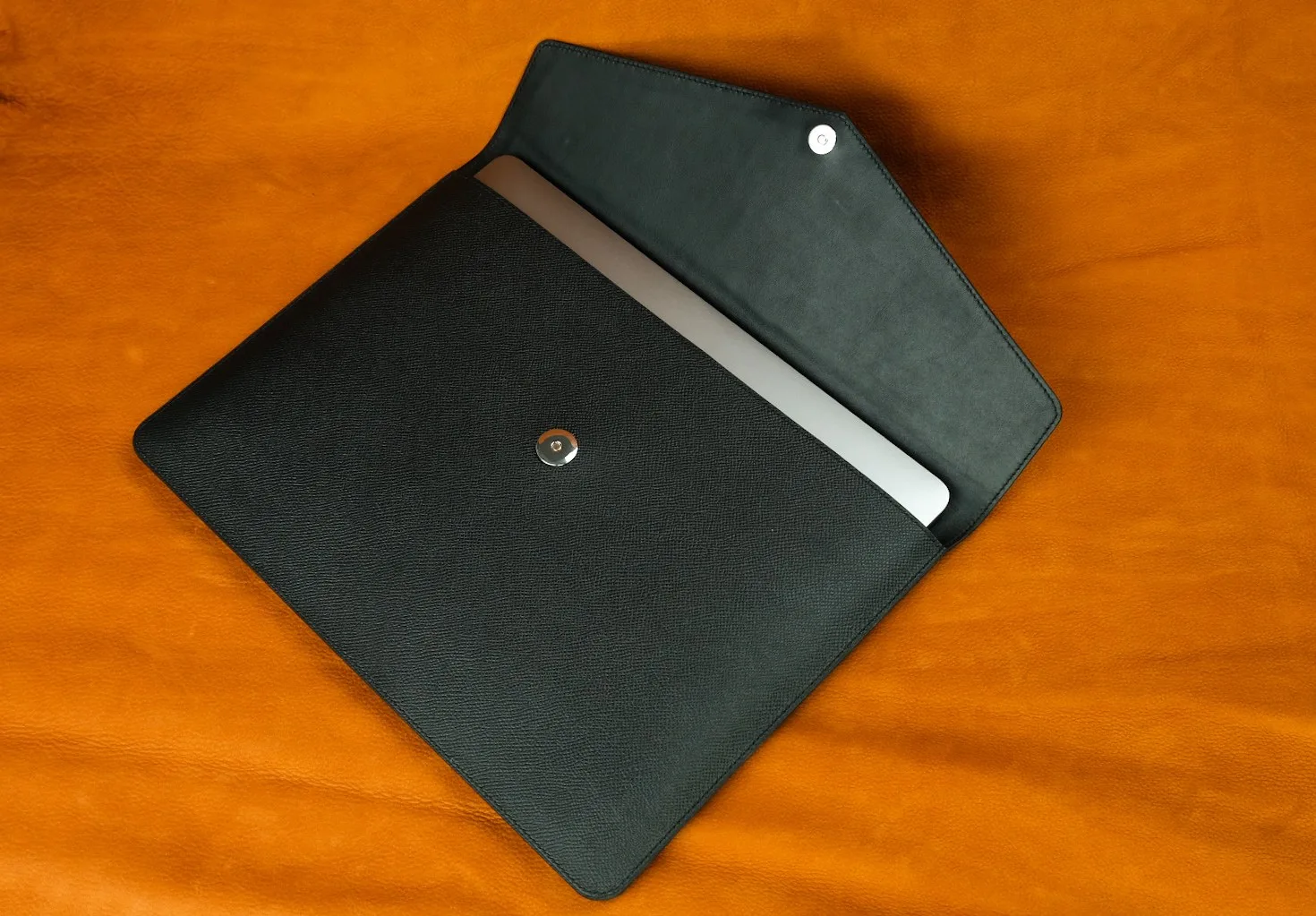 Ảnh Studio Bao da laptop dáng phong thư da Epsom màu đen - Koi Leather