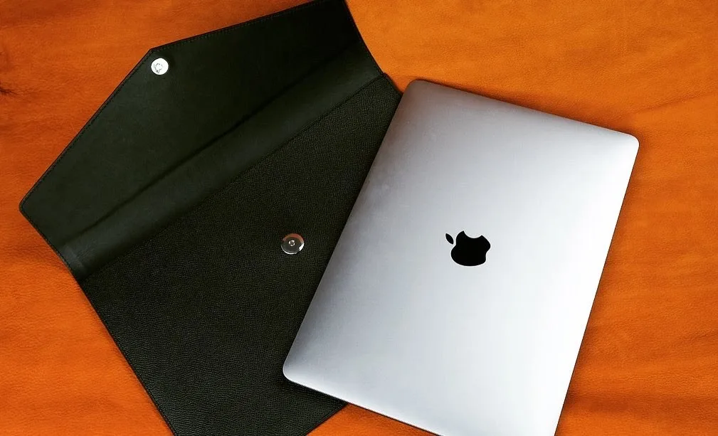 Ảnh Studio Bao da laptop dáng phong thư da Epsom màu đen - Koi Leather