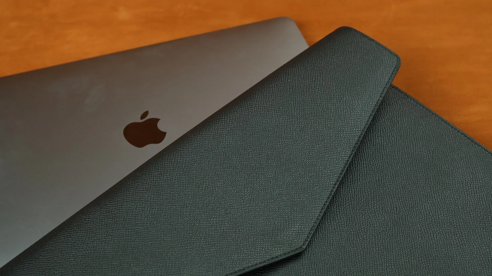 Ảnh Studio Bao da laptop dáng phong thư da Epsom màu đen - Koi Leather