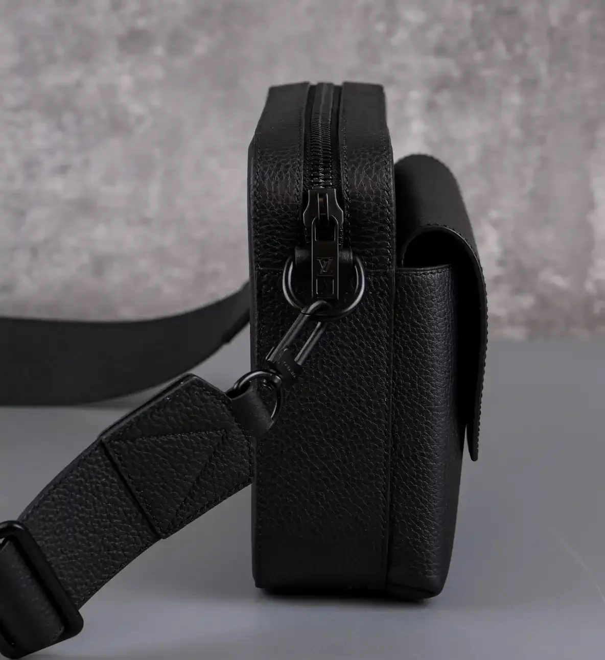 Messenger Bag – Da Bò vân Togo - Black - Hình 5