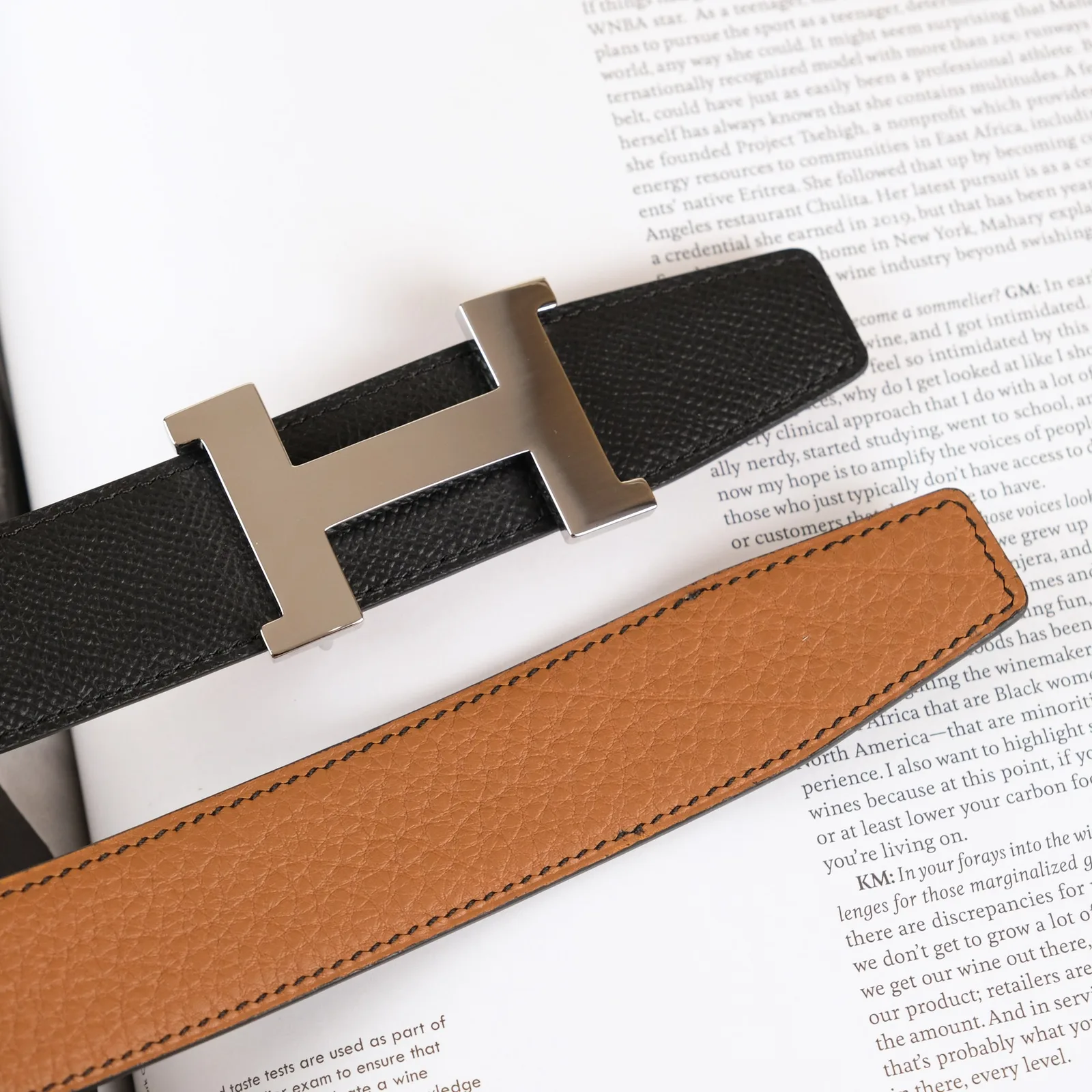 Ảnh Lifestyle Dây thắt lưng da Epsom đen lót Togo Gold khoá chữ H - Koi Leather