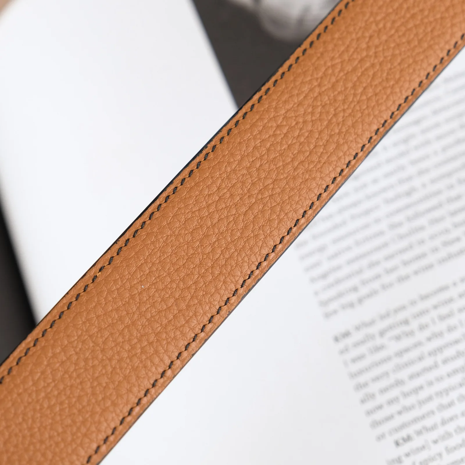 Ảnh Lifestyle Dây thắt lưng da Epsom đen lót Togo Gold khoá chữ H - Koi Leather