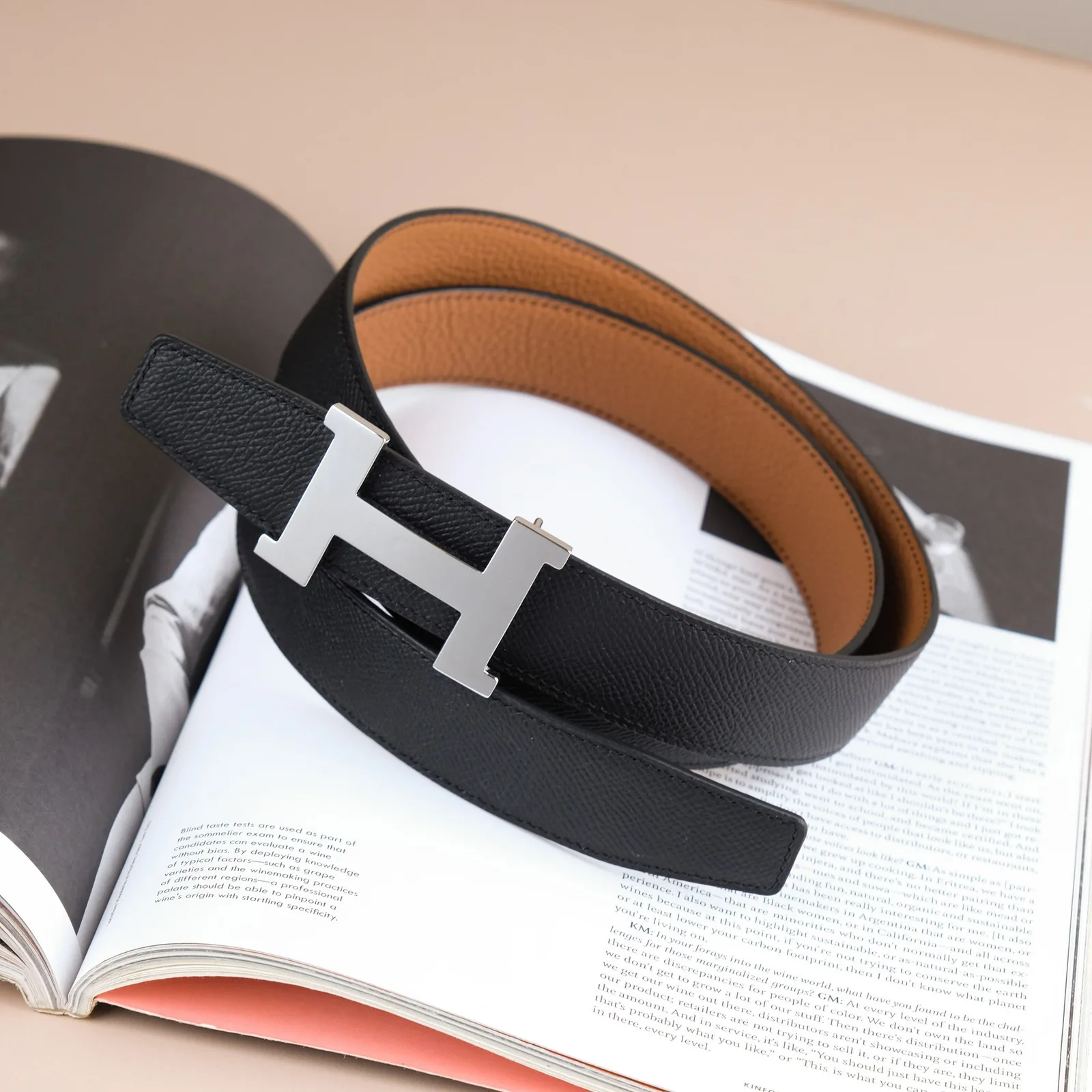 Ảnh Lifestyle Dây thắt lưng da Epsom đen lót Togo Gold khoá chữ H - Koi Leather