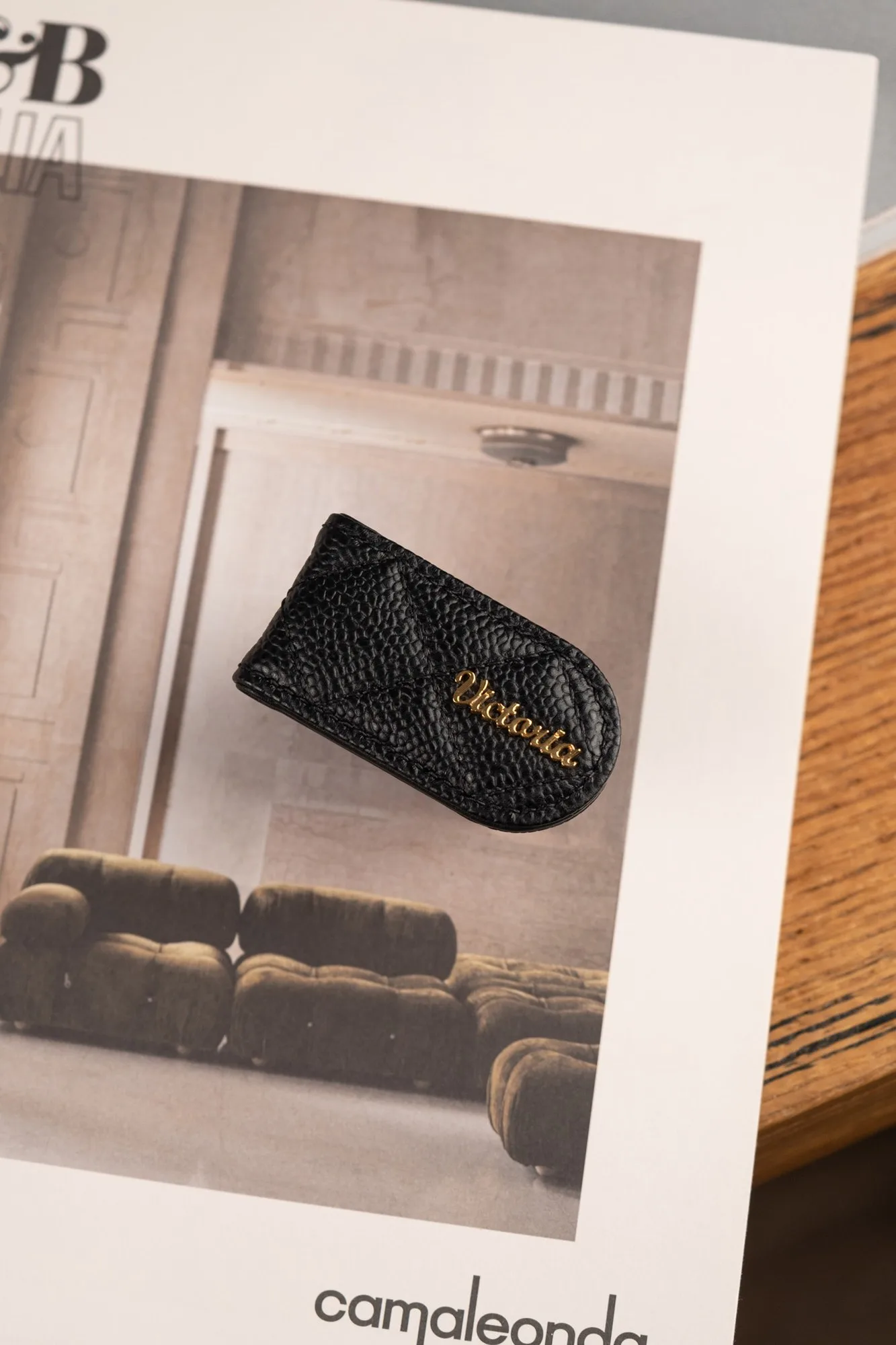 Ảnh Lifestyle Kẹp tiền nam châm da chần trám đính tên kim loại - Koi Leather