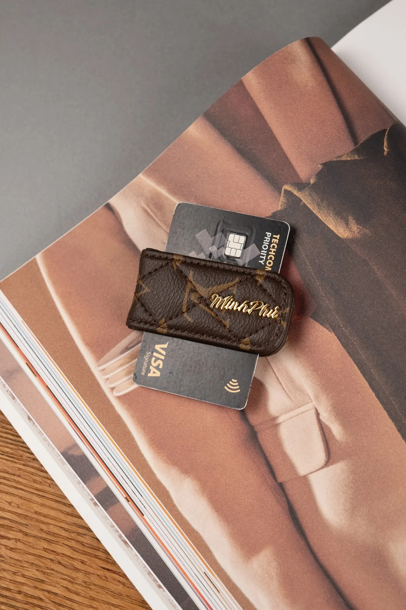 Ảnh Lifestyle Kẹp tiền nam châm da chần trám đính tên kim loại - Koi Leather