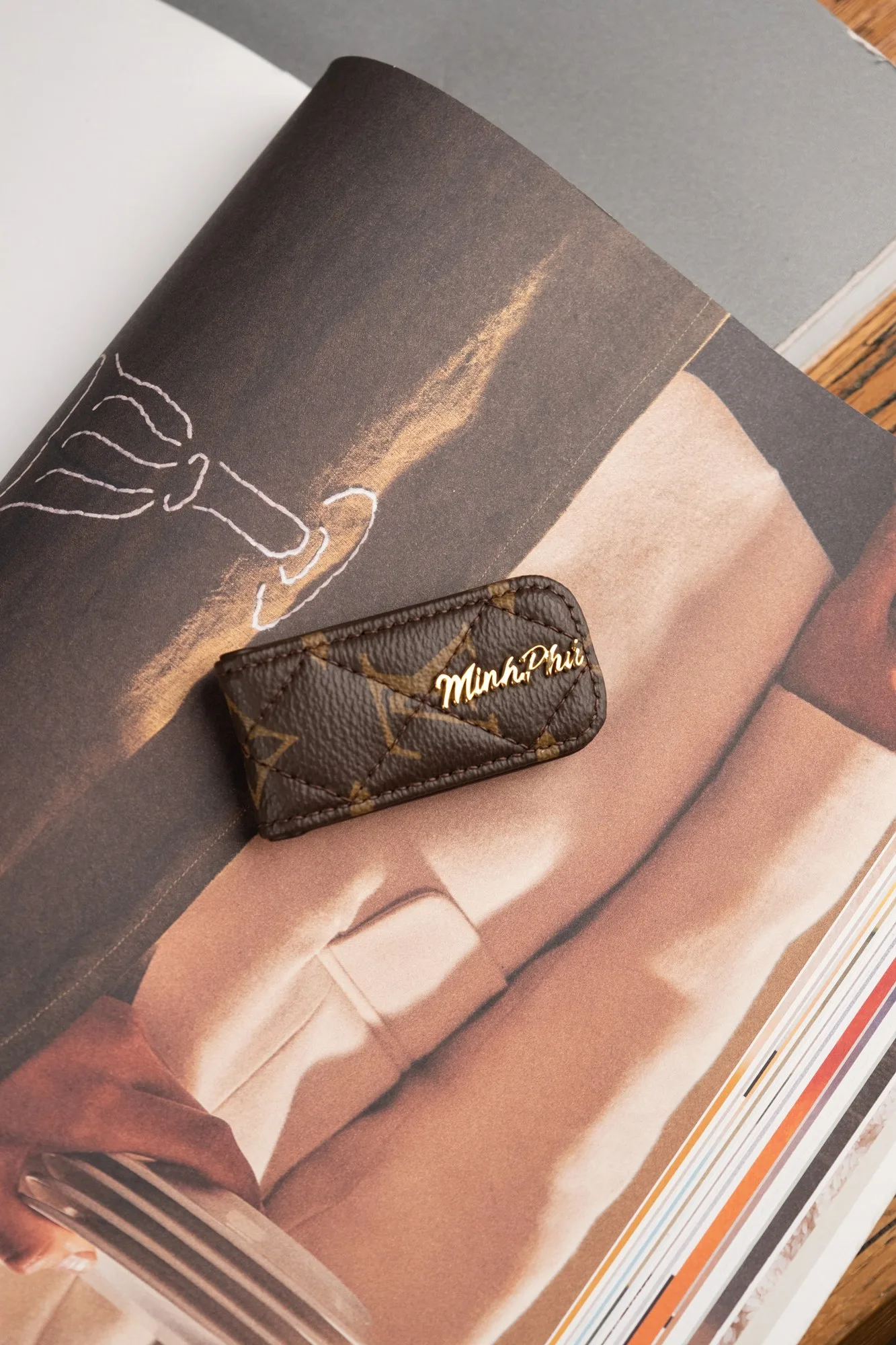 Ảnh Lifestyle Kẹp tiền nam châm da chần trám đính tên kim loại - Koi Leather