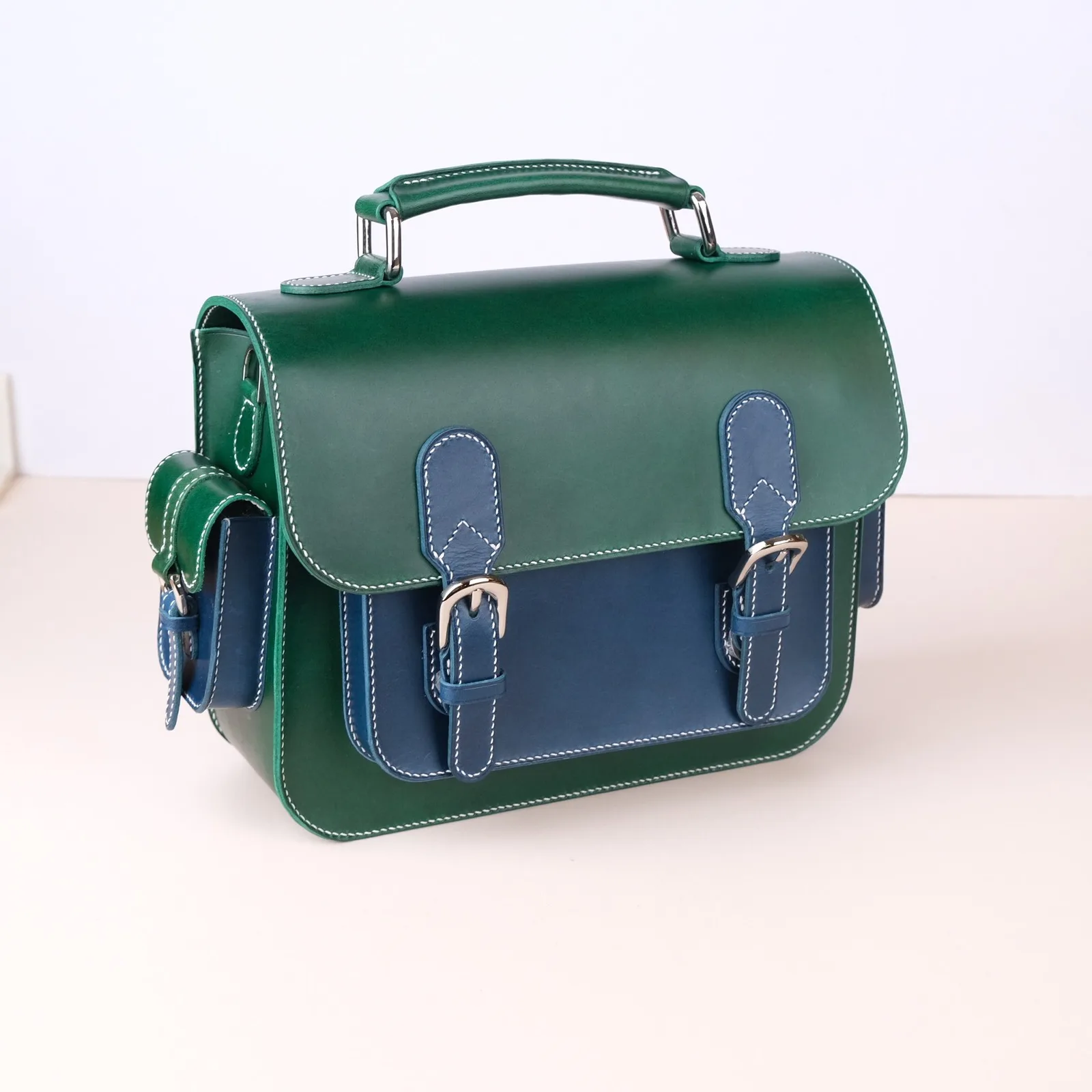 Ảnh Studio Túi da dáng satchel phối màu xanh lá và xanh navy - Koi Leather