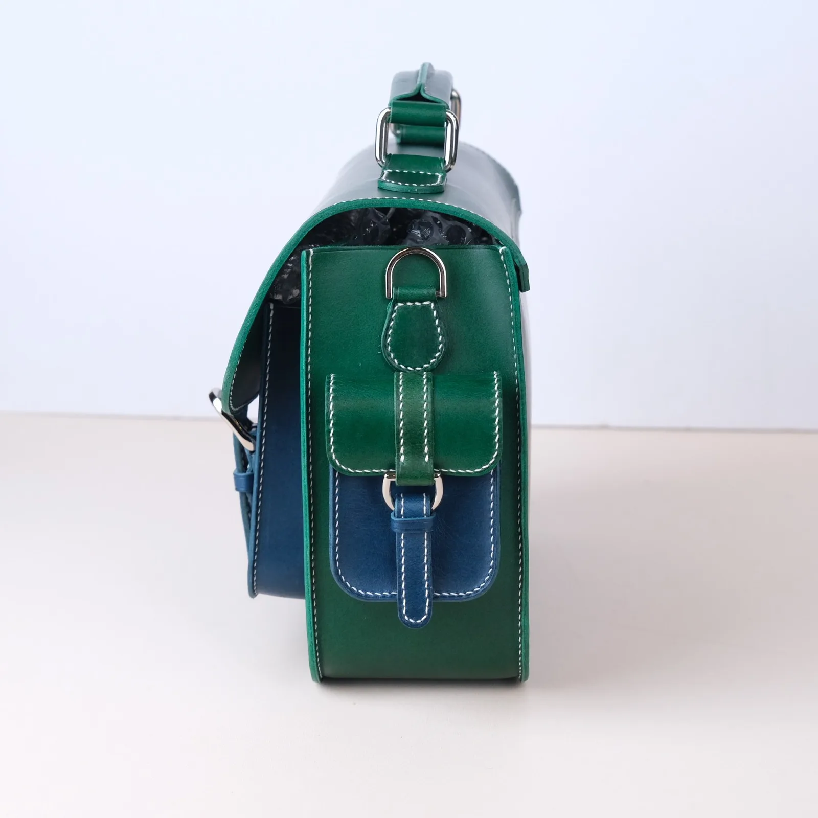 Ảnh Studio Túi da dáng satchel phối màu xanh lá và xanh navy - Koi Leather