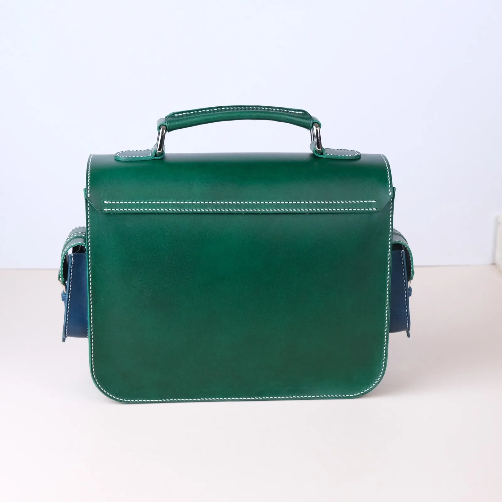 Ảnh Studio Túi da dáng satchel phối màu xanh lá và xanh navy - Koi Leather