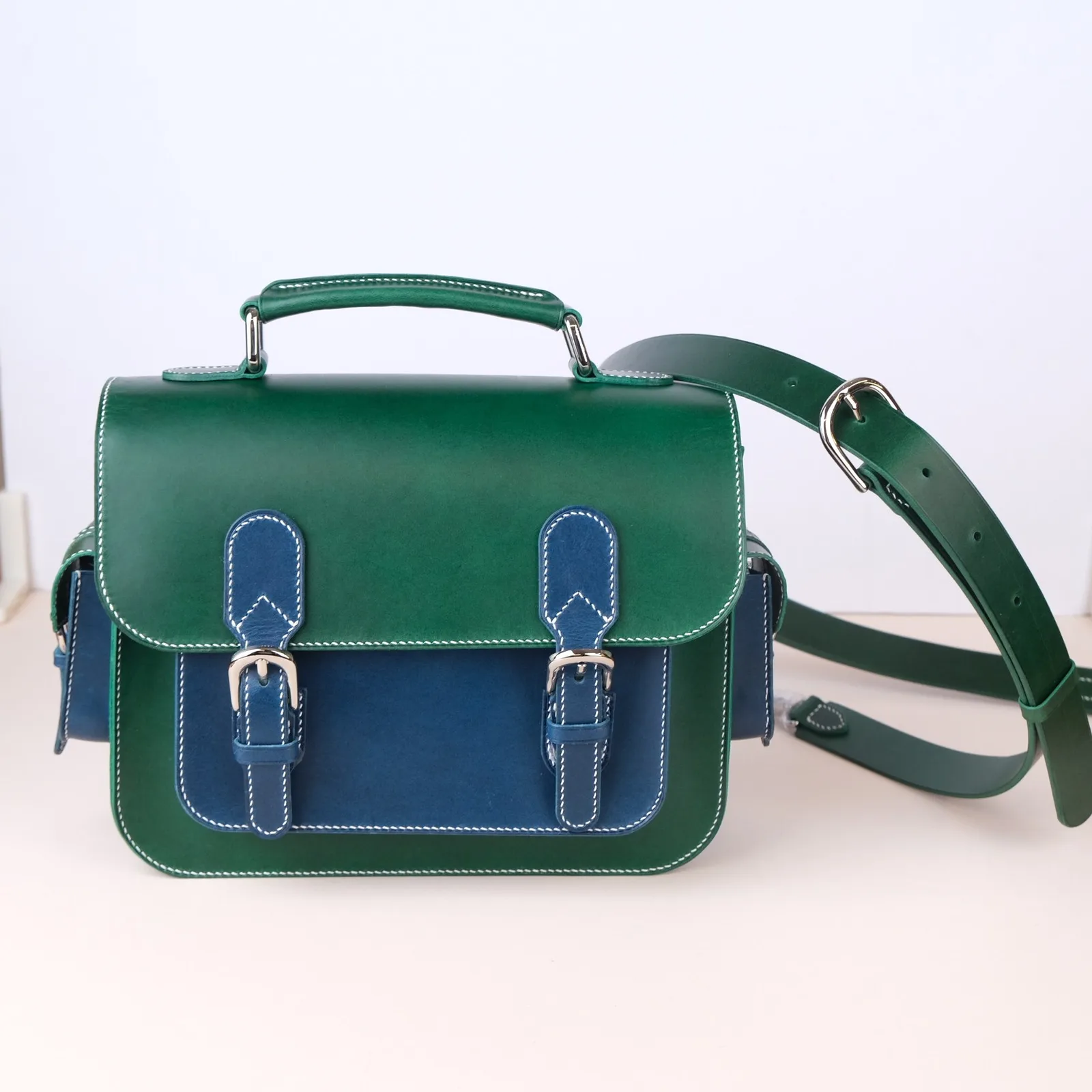 Ảnh Studio Túi da dáng satchel phối màu xanh lá và xanh navy - Koi Leather