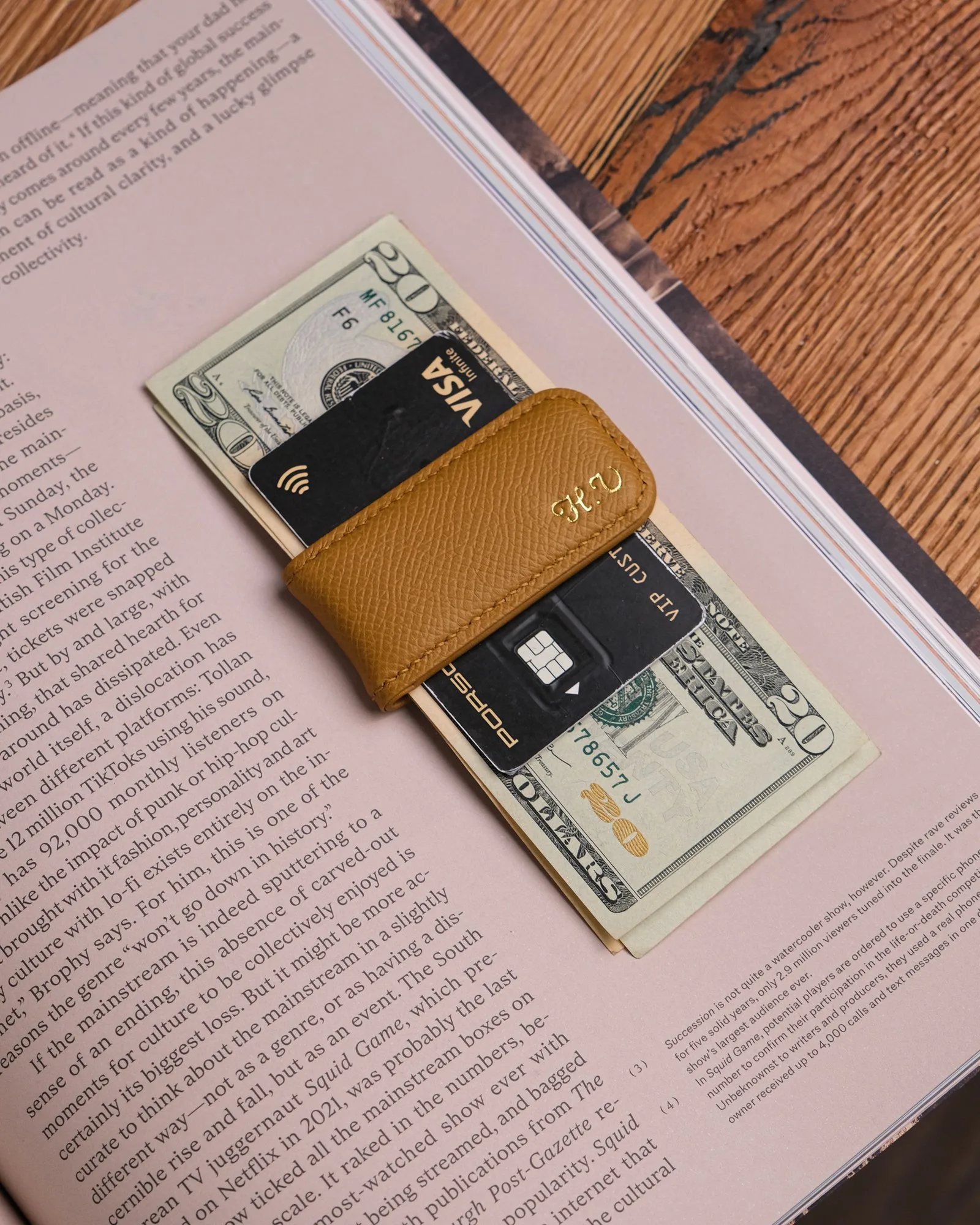 Ảnh Lifestyle Kẹp tiền nam châm da màu vàng bò - Koi Leather