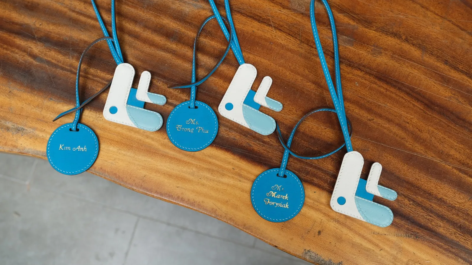 Ảnh Studio Charm đeo túi da phối màu hình cá kèm tag tròn - Koi Leather
