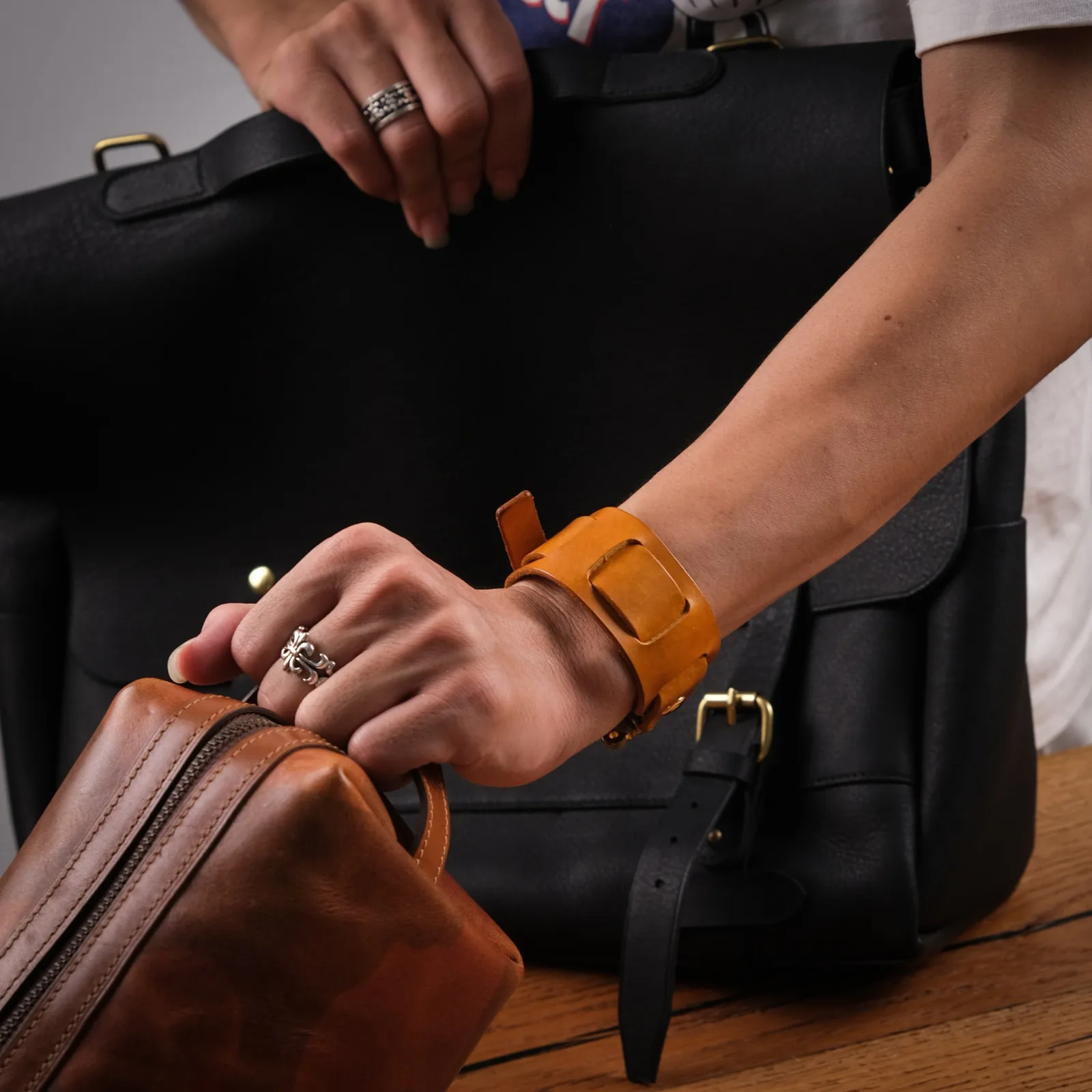 Ảnh Lifestyle Vòng tay da bò bản rộng khóa chữ U màu vàng bò - Koi Leather