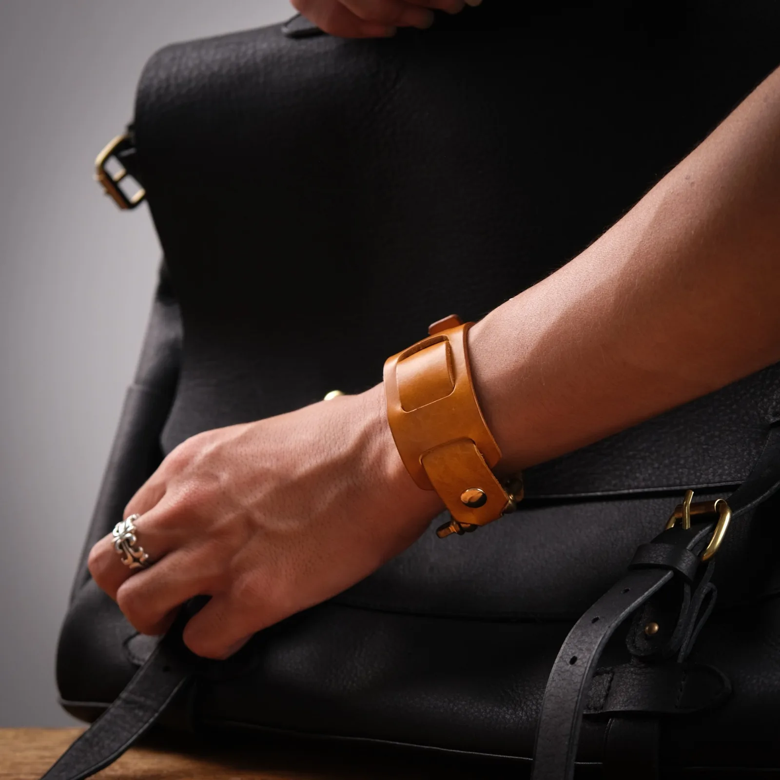 Ảnh Lifestyle Vòng tay da bò bản rộng khóa chữ U màu vàng bò - Koi Leather