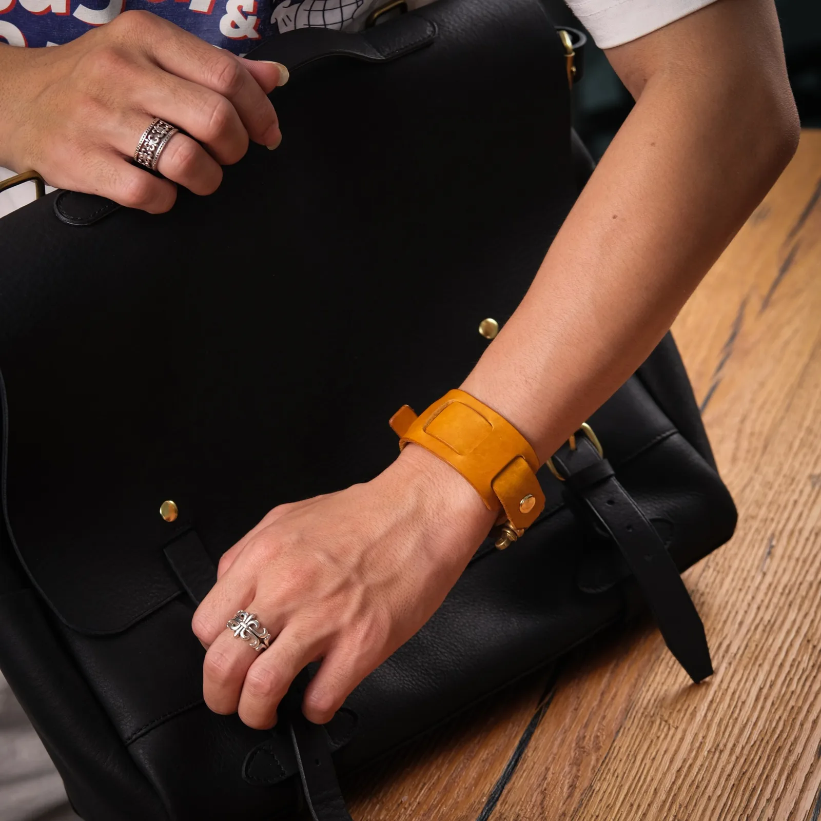Ảnh Lifestyle Vòng tay da bò bản rộng khóa chữ U màu vàng bò - Koi Leather