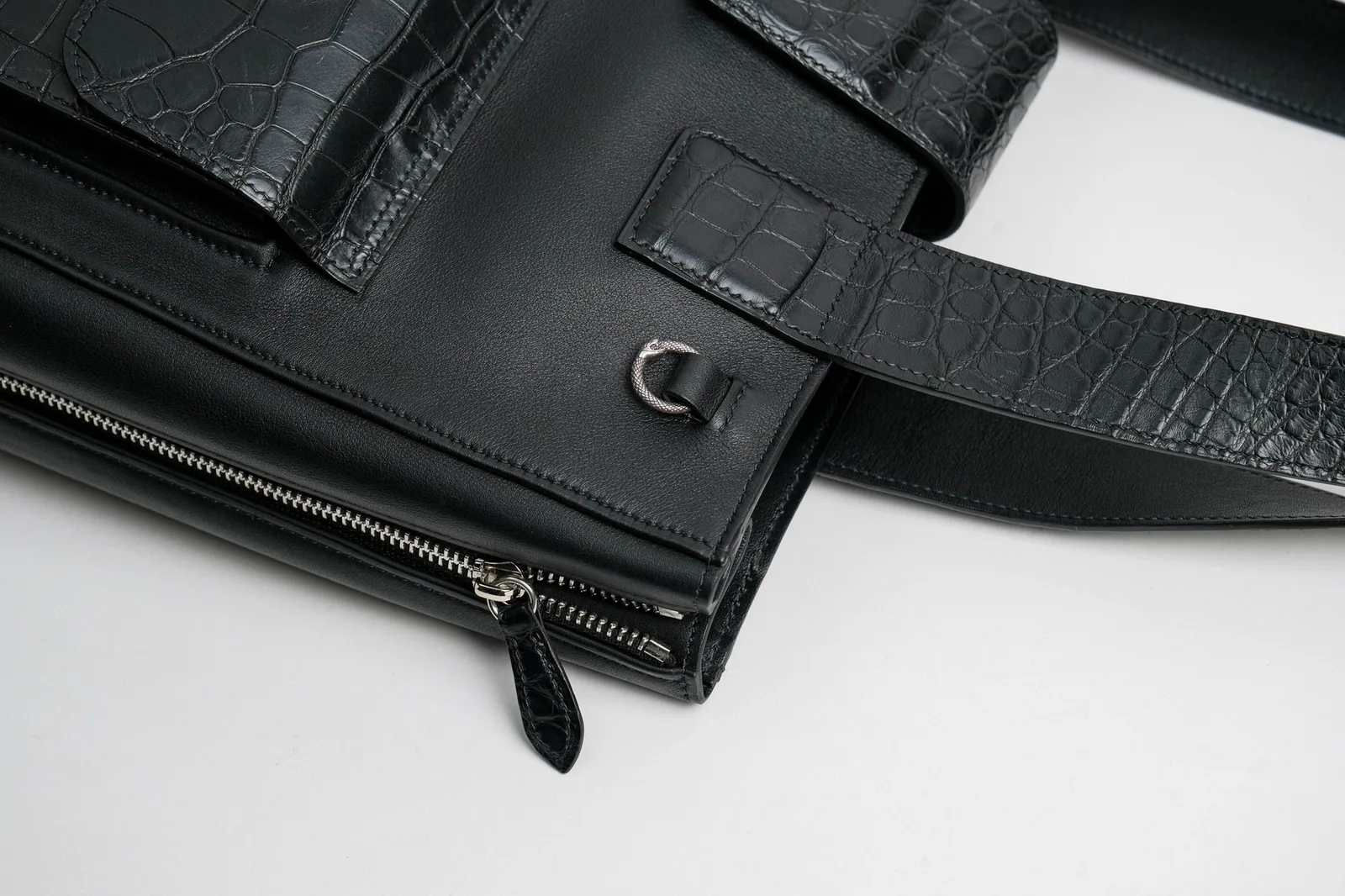 Ảnh Studio Túi tote Ouroboros da bò phối da cá sấu màu đen - Koi Leather