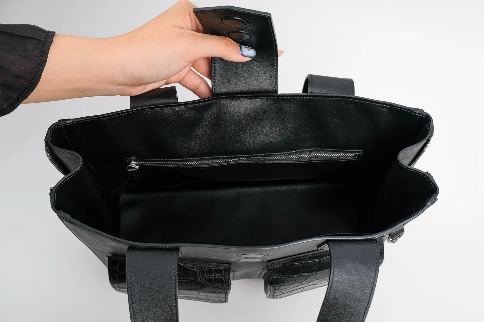 Ảnh Studio Túi tote Ouroboros da bò phối da cá sấu màu đen - Koi Leather