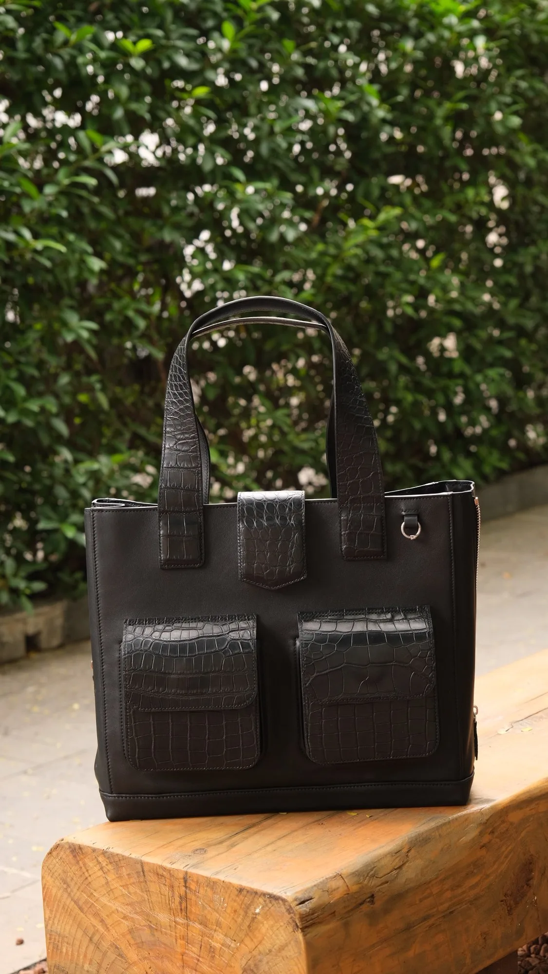 Ảnh Lifestyle Túi tote Ouroboros da bò phối da cá sấu màu đen - Koi Leather