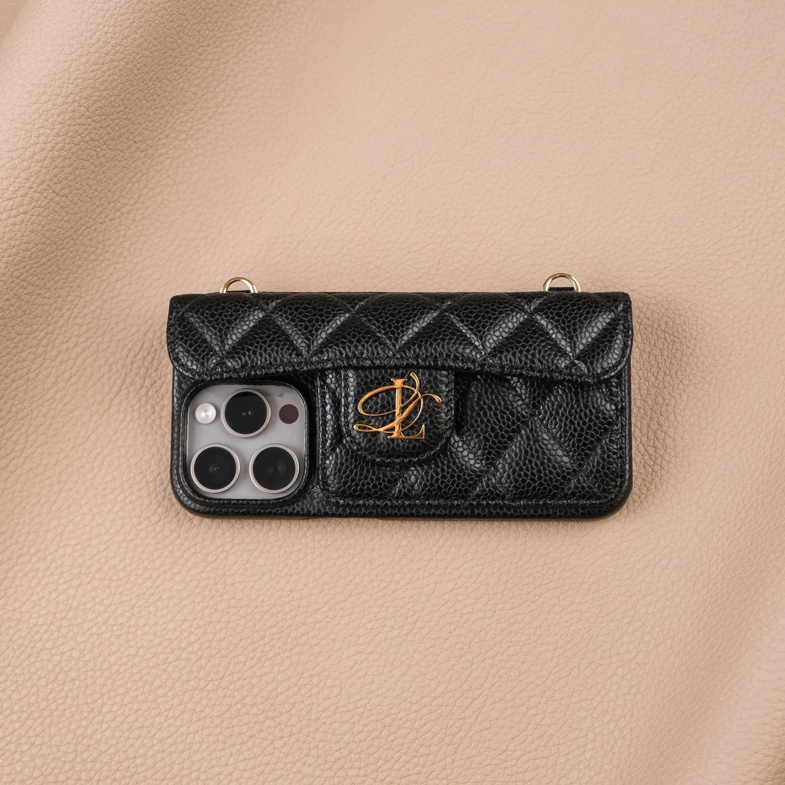 Ảnh Studio Ốp lưng iPhone da Caviar đen chần trám có ngăn thẻ - Koi Leather