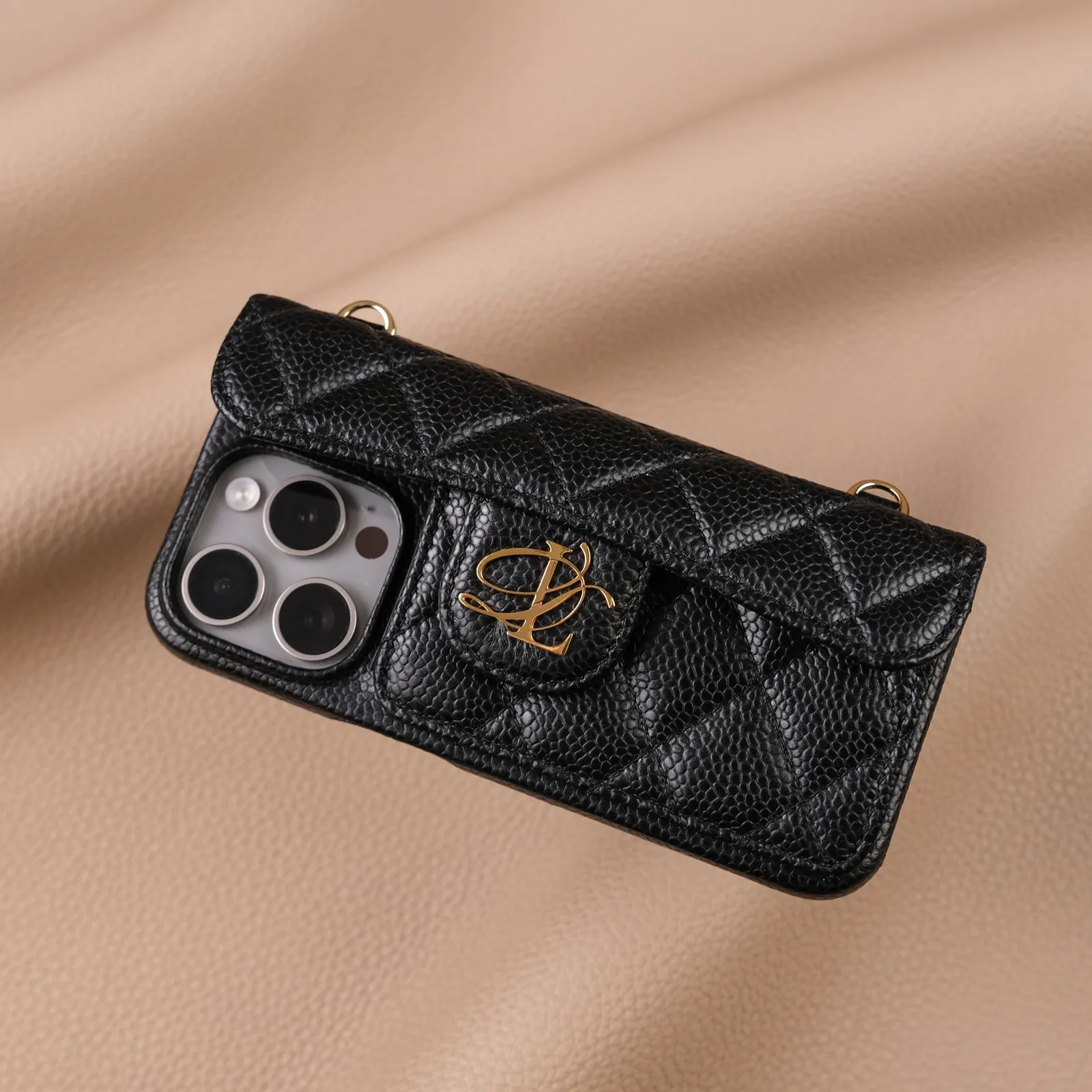 Ảnh Studio Ốp lưng iPhone da Caviar đen chần trám có ngăn thẻ - Koi Leather