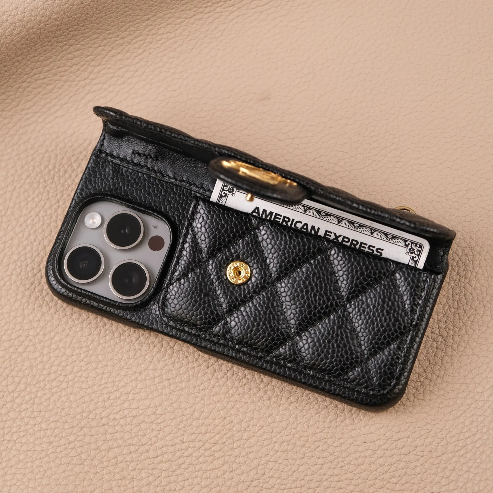 Ảnh Studio Ốp lưng iPhone da Caviar đen chần trám có ngăn thẻ - Koi Leather