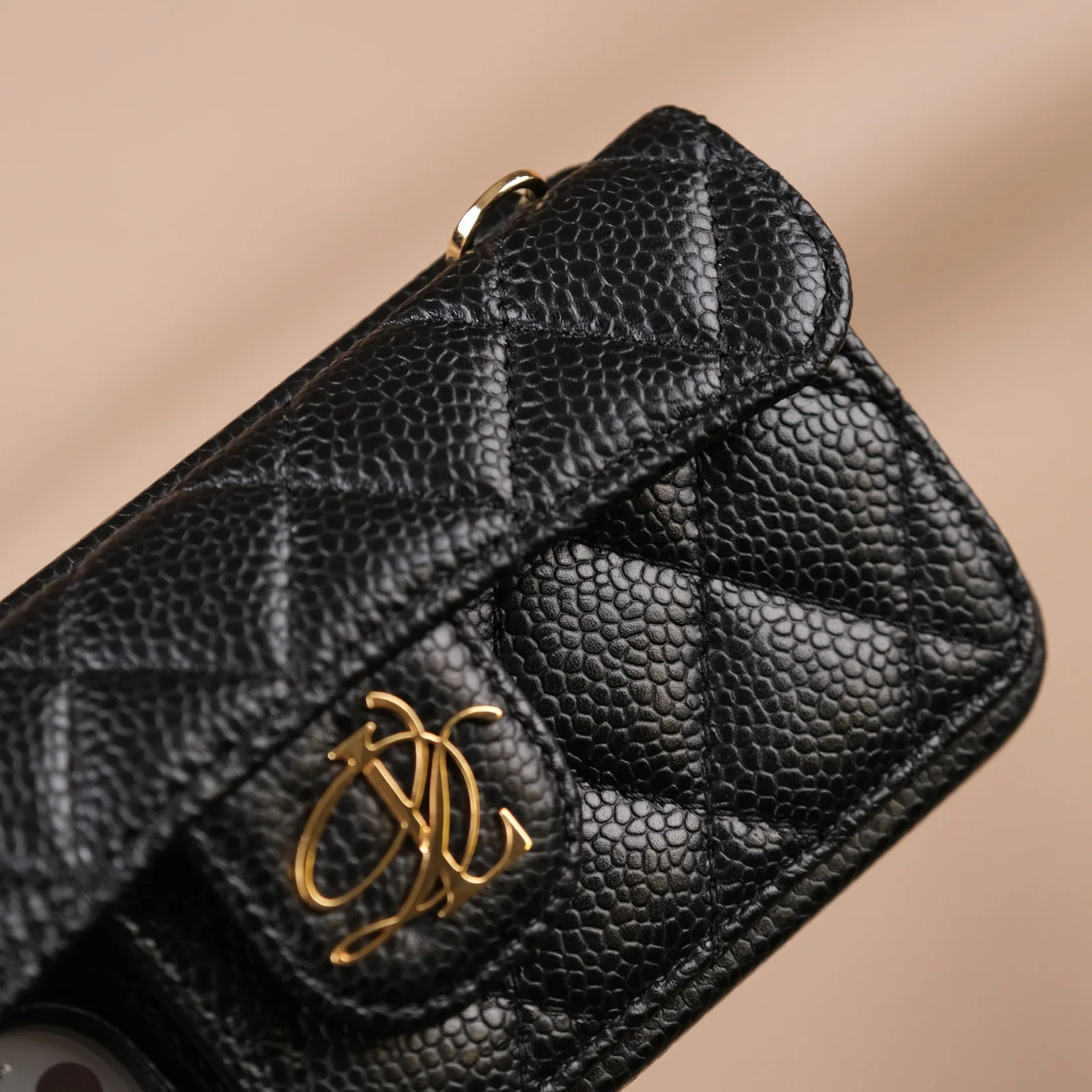 Ảnh Studio Ốp lưng iPhone da Caviar đen chần trám có ngăn thẻ - Koi Leather