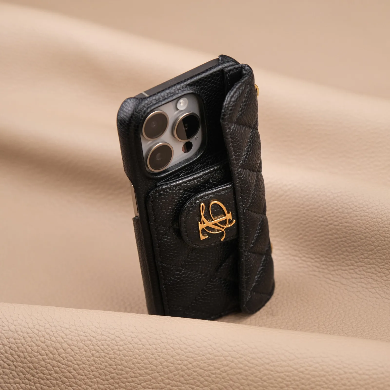 Ảnh Studio Ốp lưng iPhone da Caviar đen chần trám có ngăn thẻ - Koi Leather