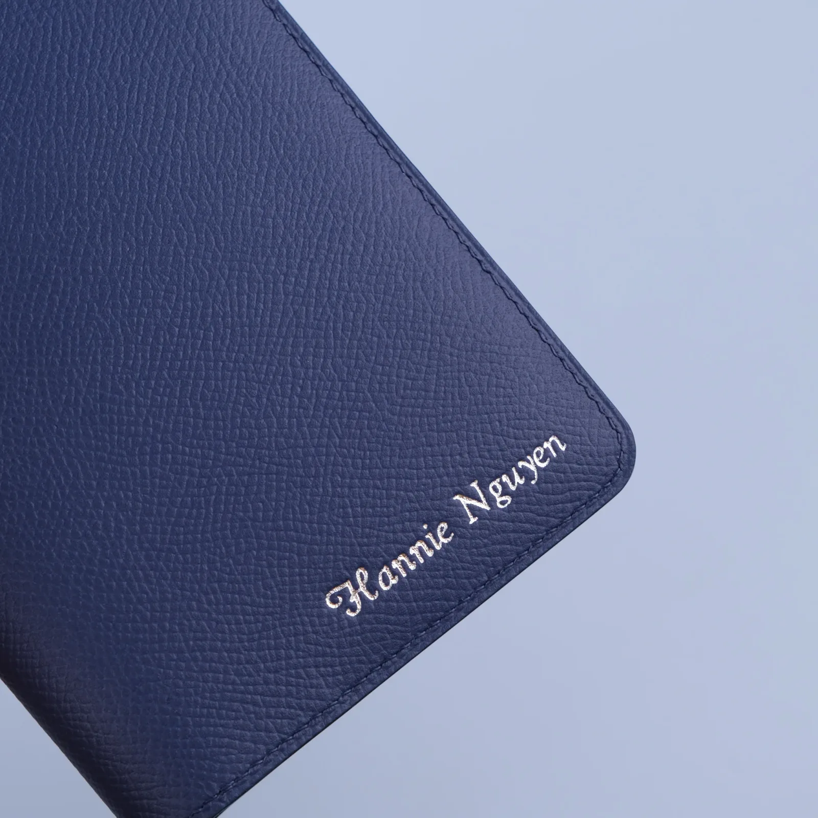 Ảnh Studio Ví đựng hộ chiếu - epsom navy - KOI Leather