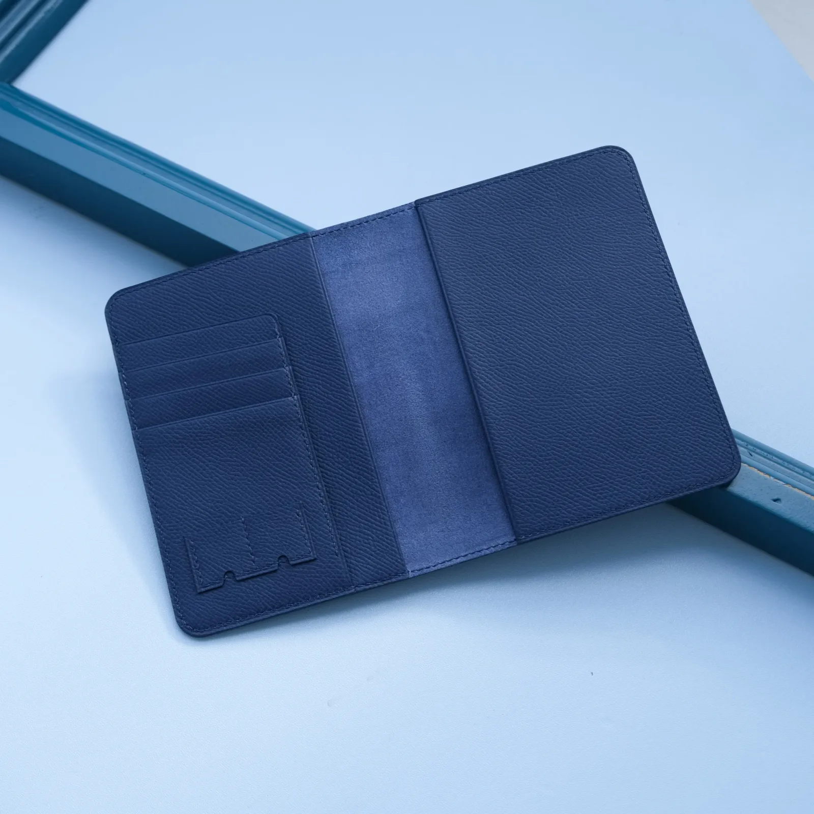 Ảnh Studio Ví đựng hộ chiếu - epsom navy - KOI Leather