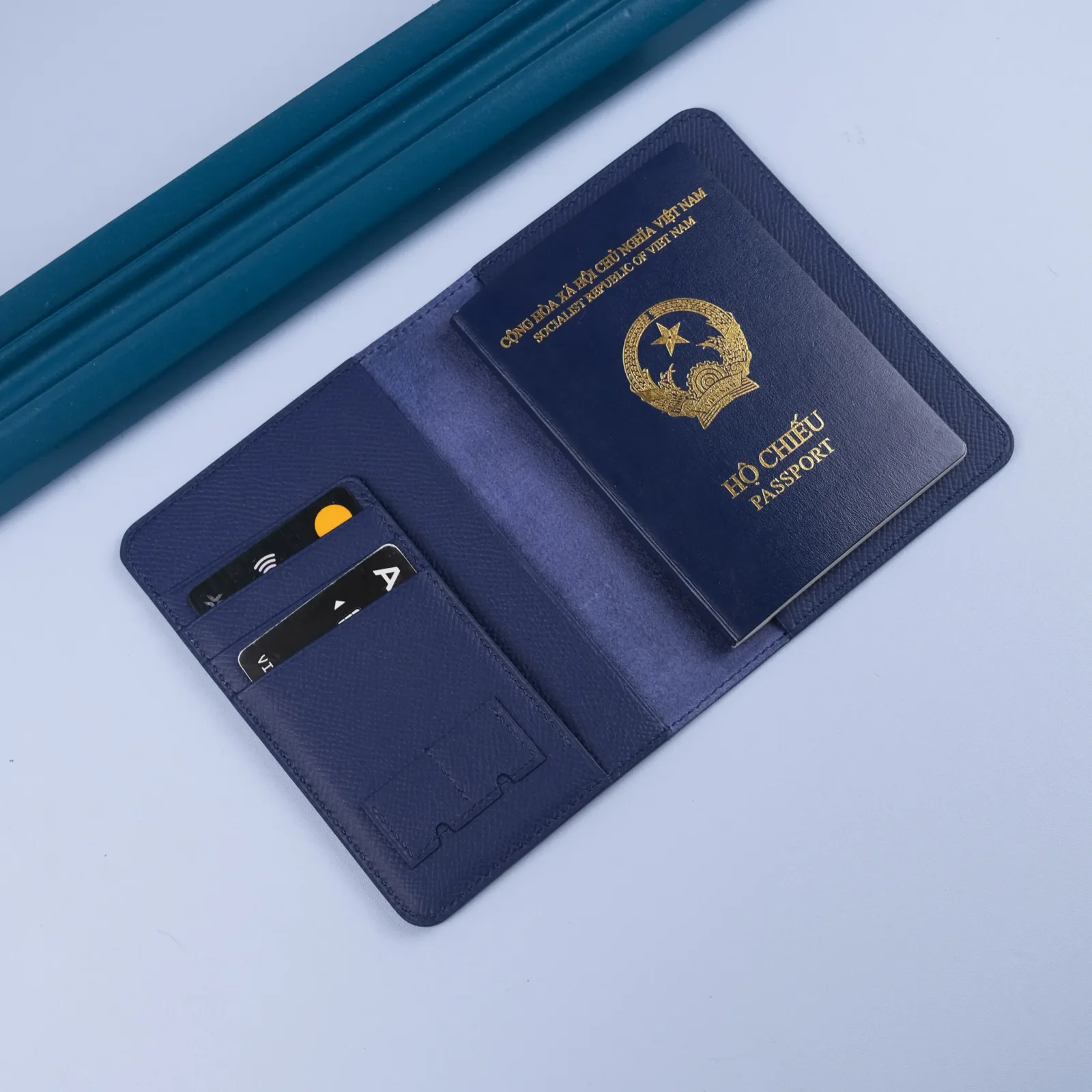 Ảnh Studio Ví đựng hộ chiếu - epsom navy - KOI Leather