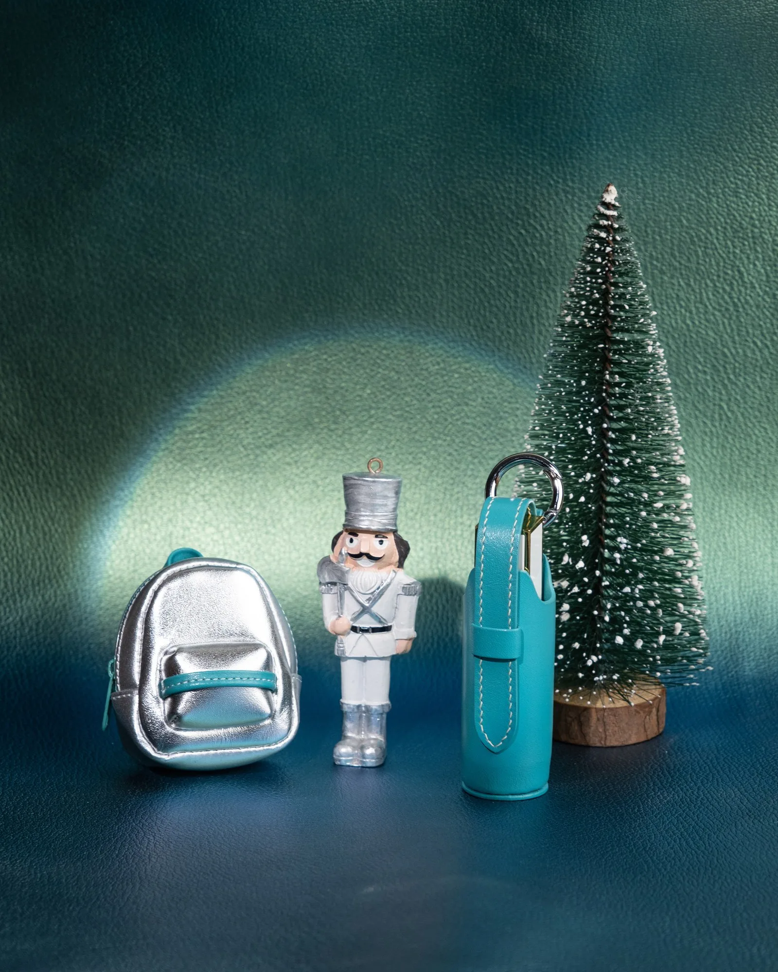 Ảnh Studio Bộ charm đeo túi da bò gồm bao đựng son và balo mini - Koi Leather