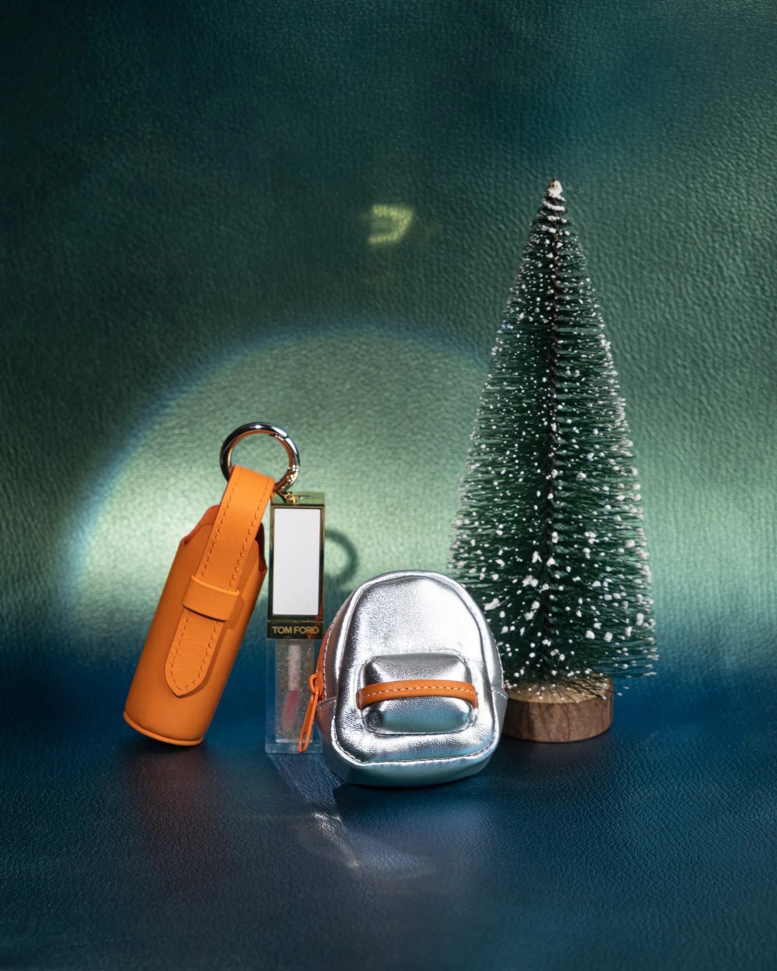 Ảnh Studio Bộ charm đeo túi da bò gồm bao đựng son và balo mini - Koi Leather