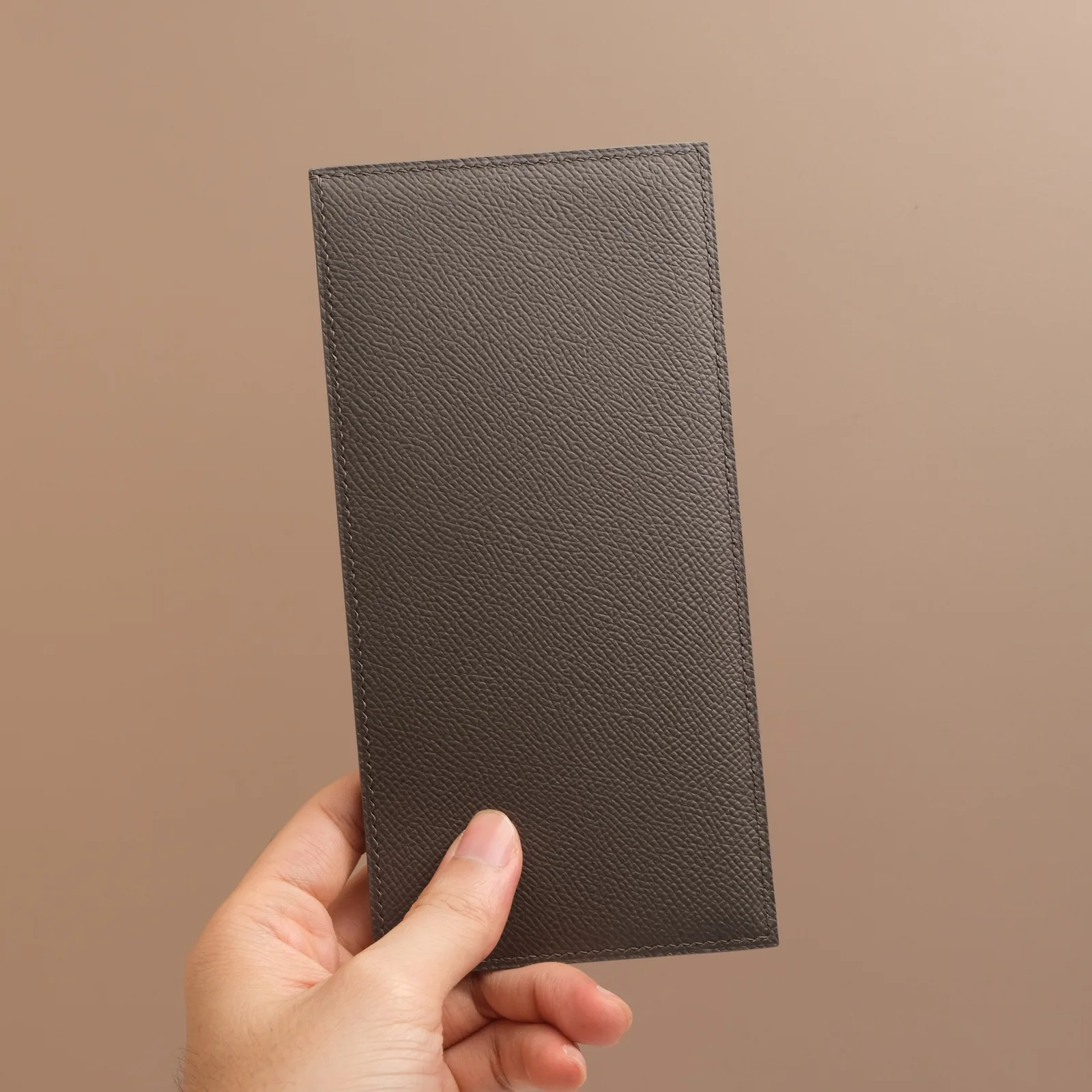 Ảnh Studio Ví đựng thẻ dáng dài da Epsom màu xám taupe - Koi Leather