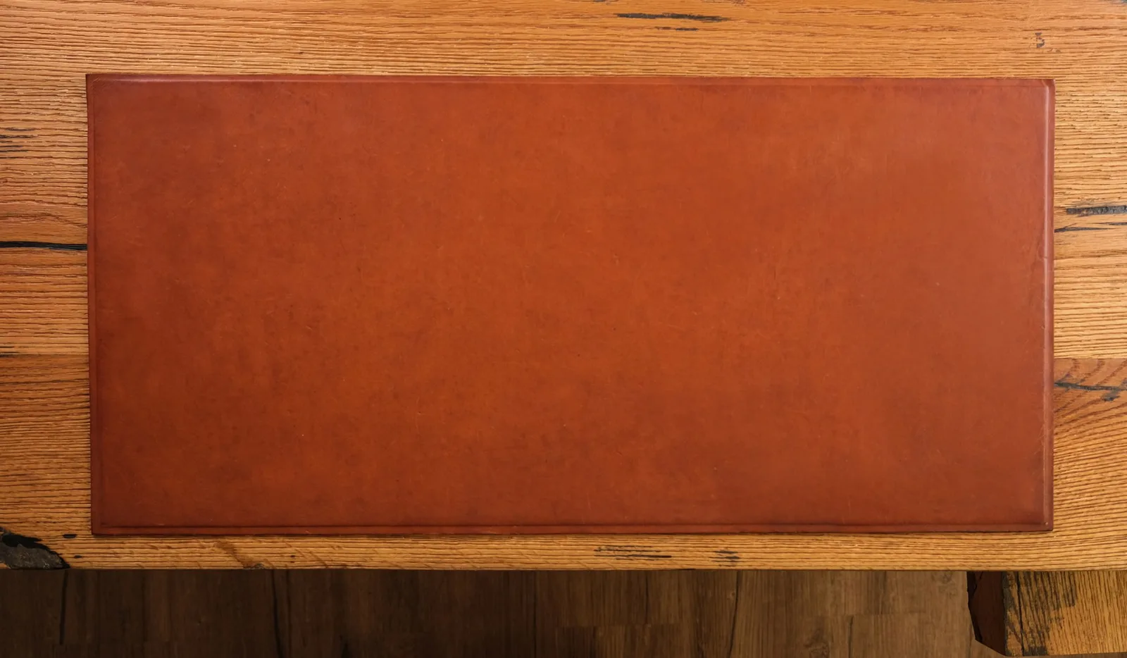 Ảnh Studio Thảm lót bàn làm việc da bò Minerva màu nâu đỏ - Koi Leather