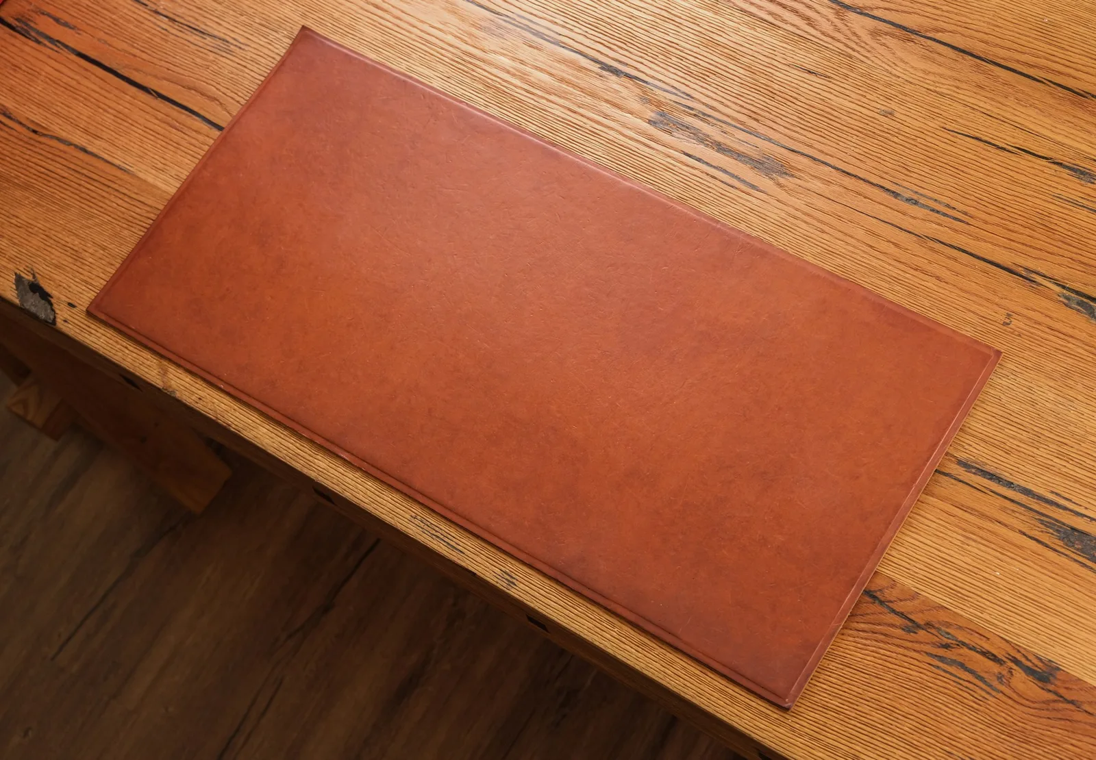 Ảnh Studio Thảm lót bàn làm việc da bò Minerva màu nâu đỏ - Koi Leather