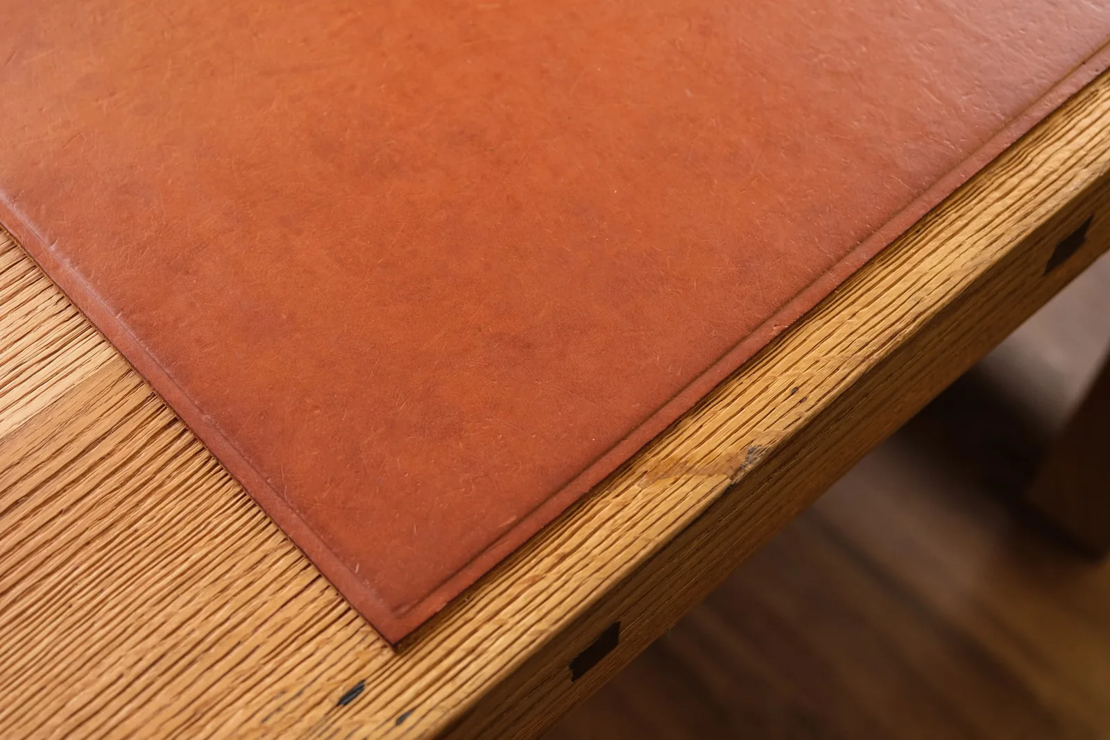 Ảnh Studio Thảm lót bàn làm việc da bò Minerva màu nâu đỏ - Koi Leather