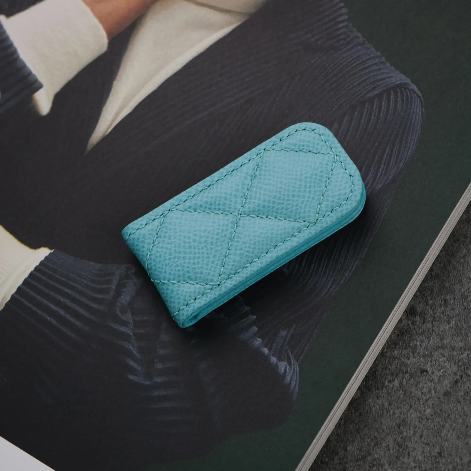 Ảnh Studio Money clip Epsom xanh - KOI Leather