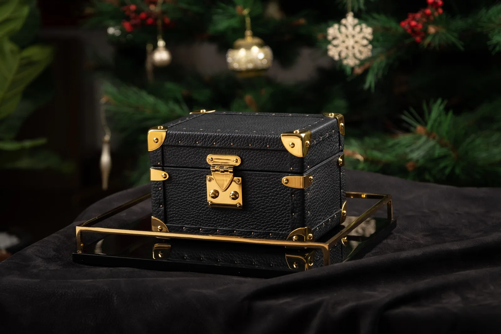 Ảnh Lifestyle Hộp da dáng rương đựng đồng hồ và trang sức màu đen - Koi Leather
