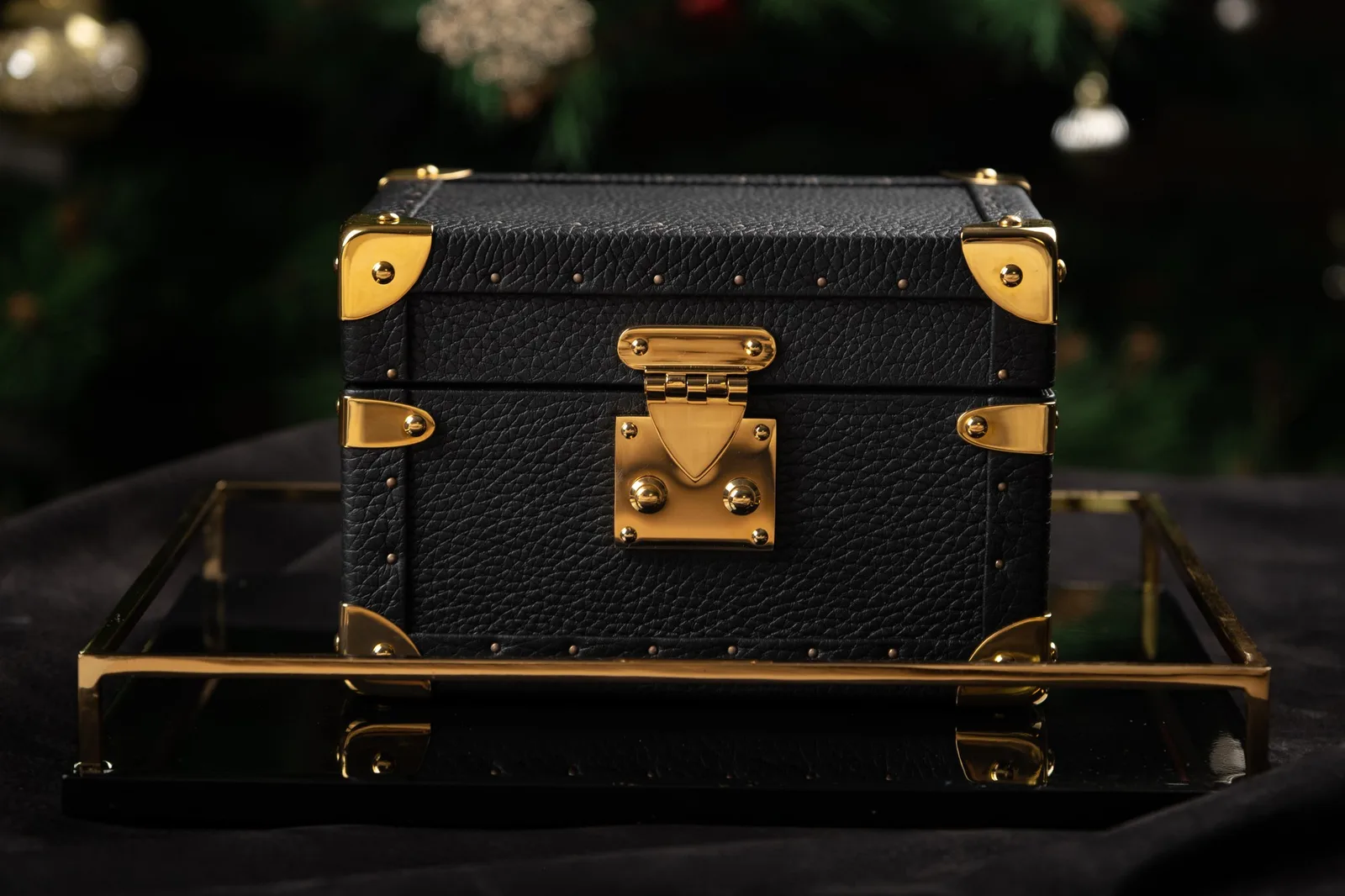 Ảnh Lifestyle Hộp da dáng rương đựng đồng hồ và trang sức màu đen - Koi Leather