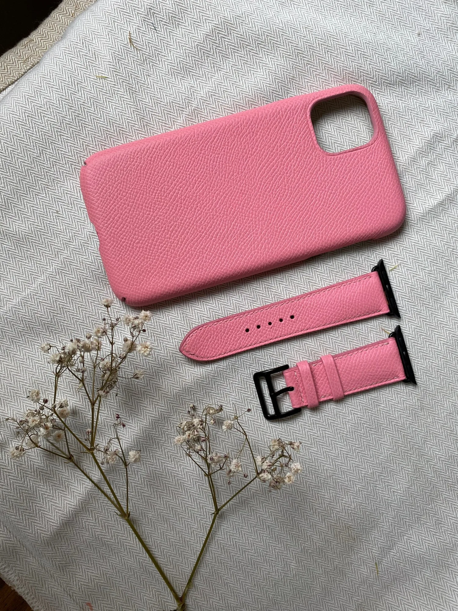 Ảnh Lifestyle Bộ ốp lưng iPhone và dây Apple Watch da Epsom màu hồng - Koi Leather